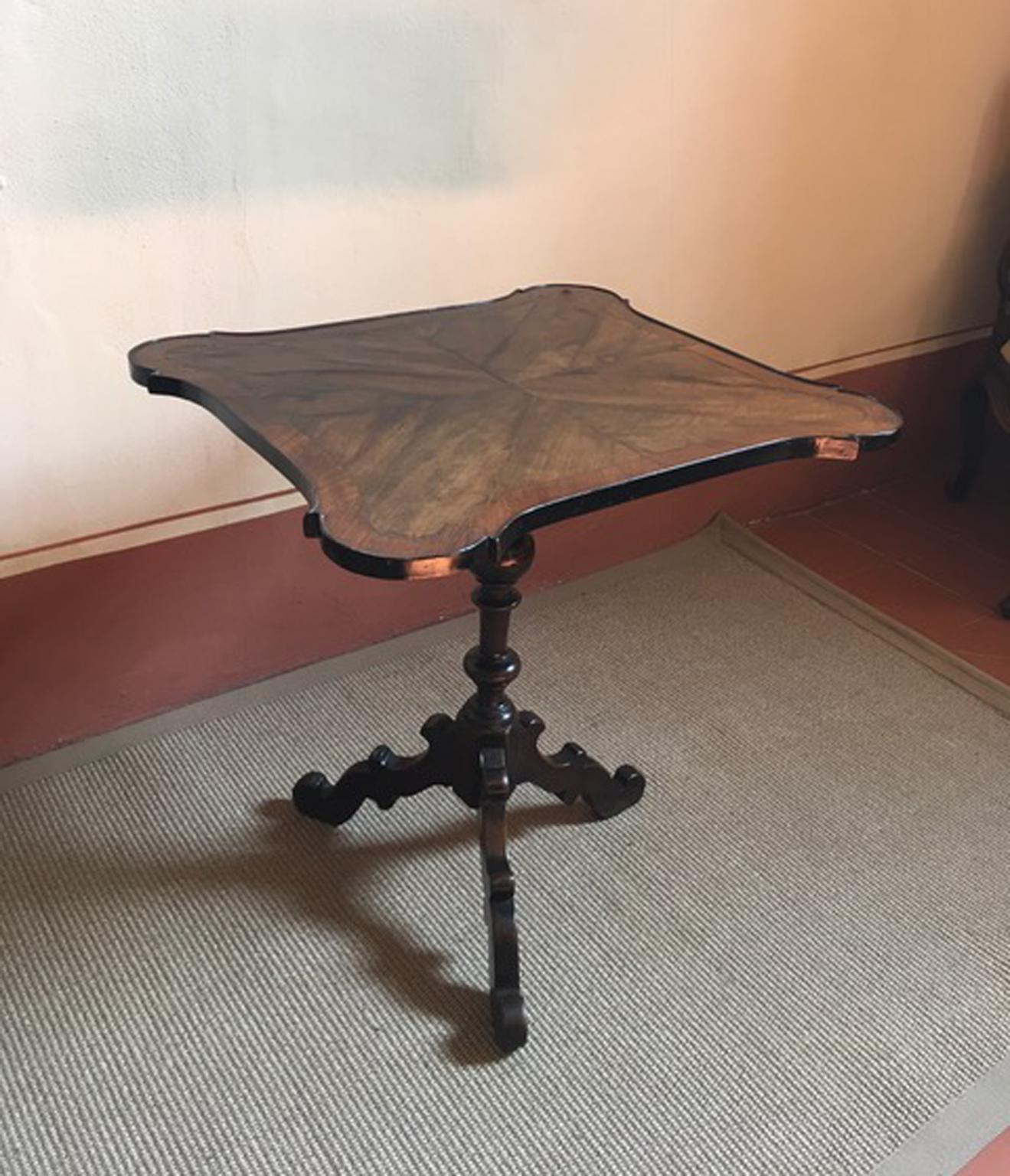 Italien, frühes 19. Jahrhundert Tisch mit massivem Fuß aus ebonisiertem Nussbaum und eingelegter Nussbaumplatte (Walnuss) im Angebot