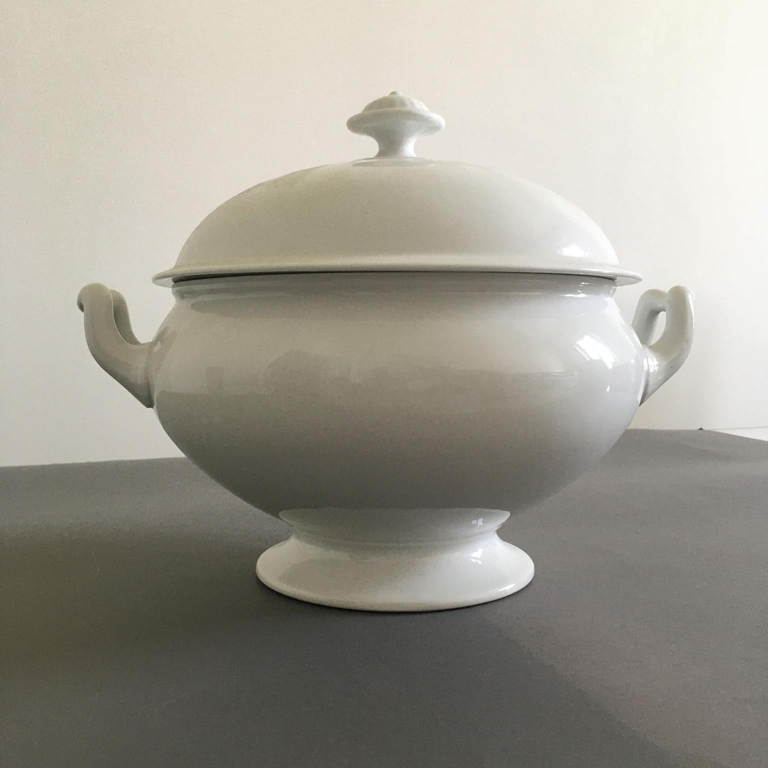 Soupière italienne du début du 19ème siècle en porcelaine blanche de style Régence en vente 3
