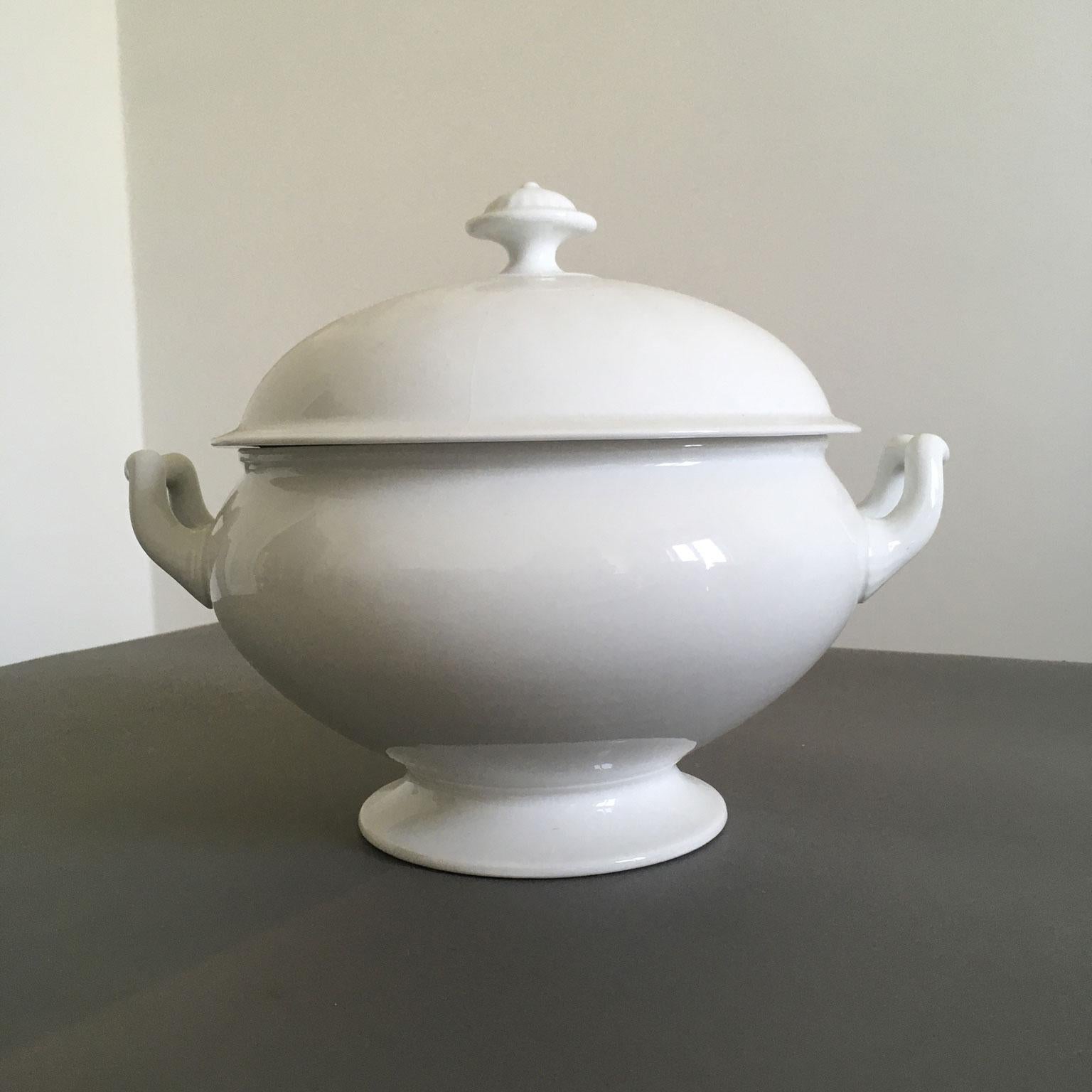 Soupière italienne du début du 19ème siècle en porcelaine blanche de style Régence en vente 4