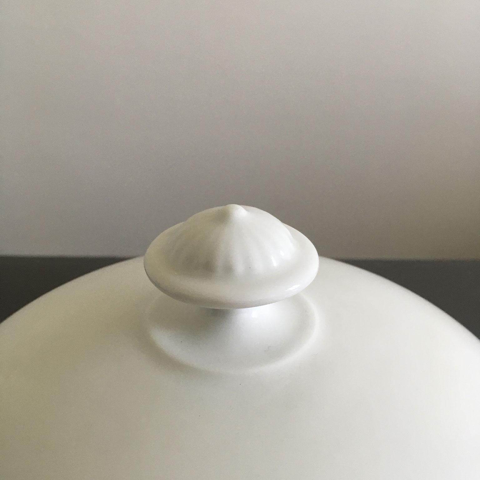 Soupière italienne du début du 19ème siècle en porcelaine blanche de style Régence en vente 5