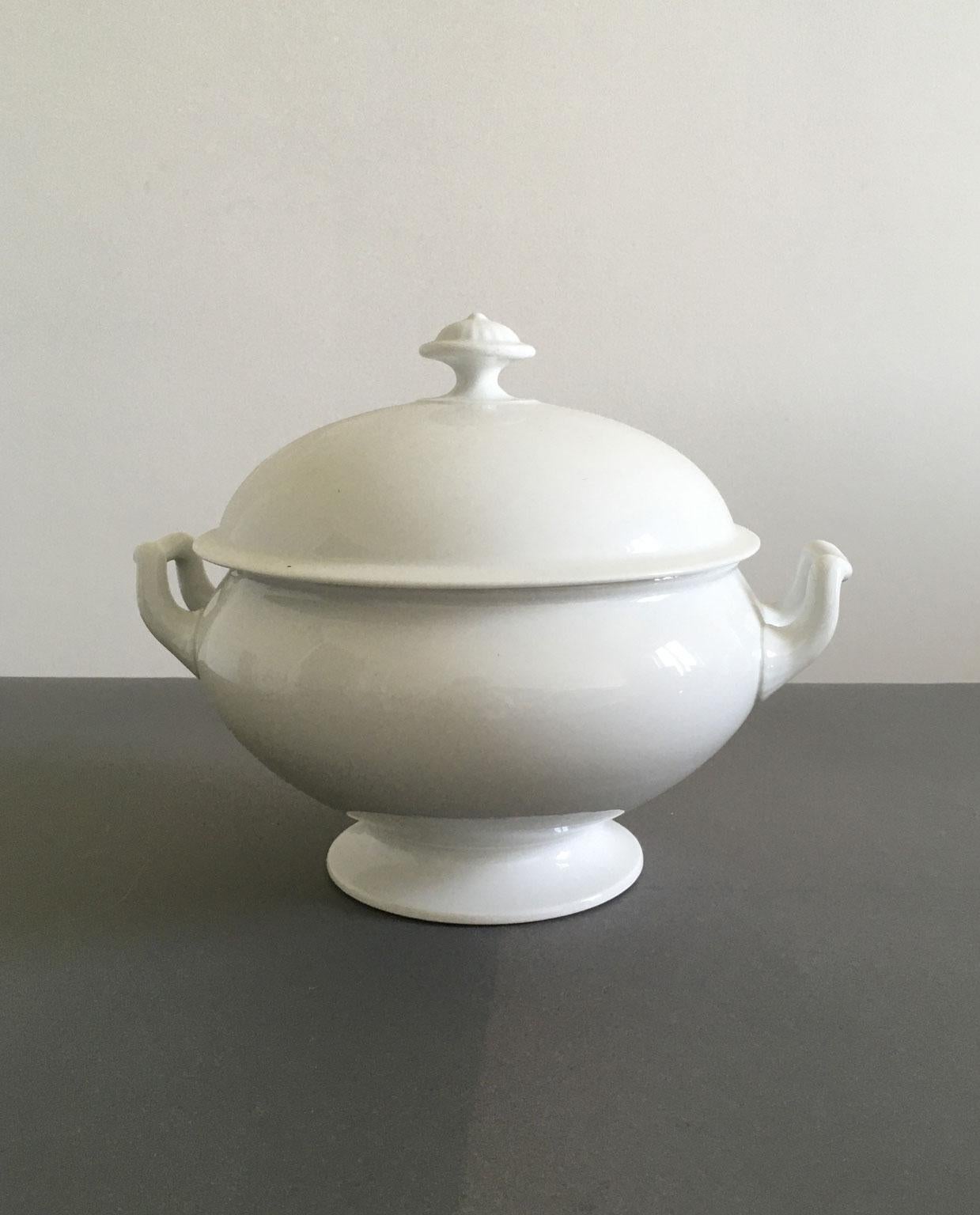 Ce bol à soupe raffiné en porcelaine blanche est une pièce exquise qui incarne le style élégant de l'époque Regency.
Ses proportions parfaites, sa délicate paire d'anses, ses lignes simples font de cette assiette creuse une pièce à la beauté