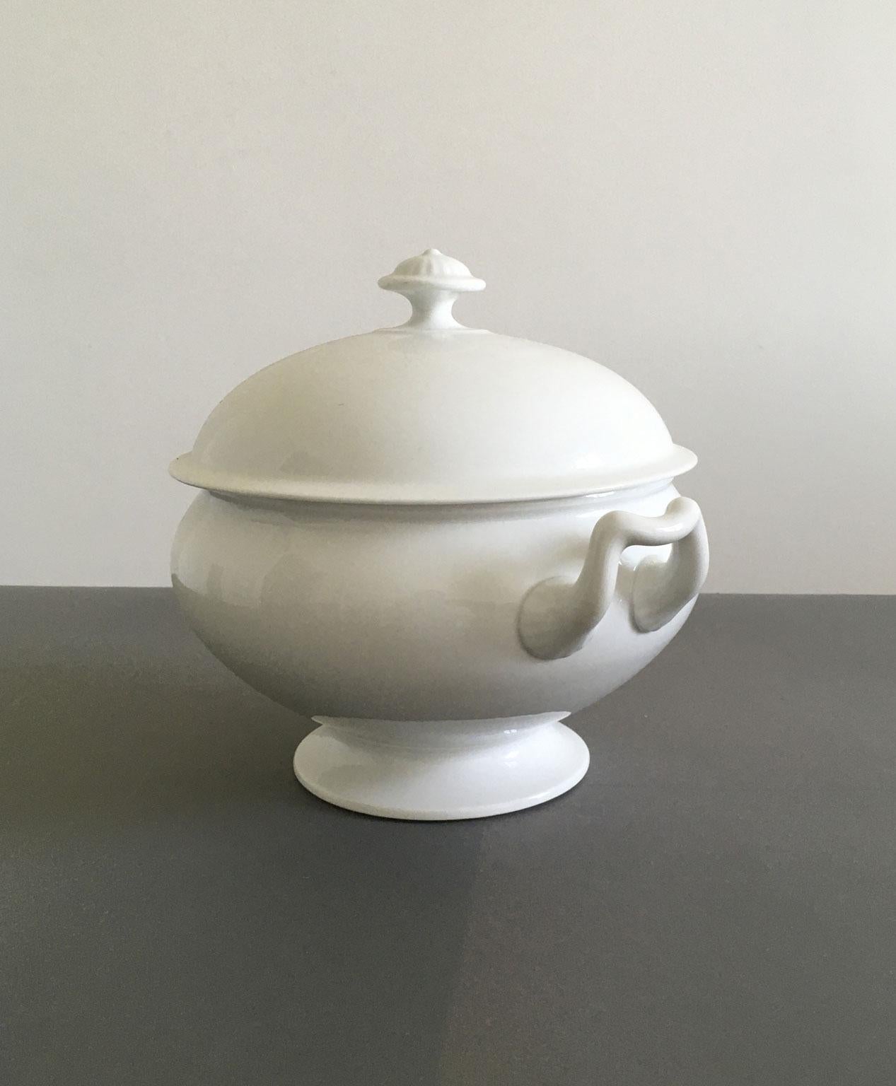 Regency Soupière italienne du début du 19ème siècle en porcelaine blanche de style Régence en vente