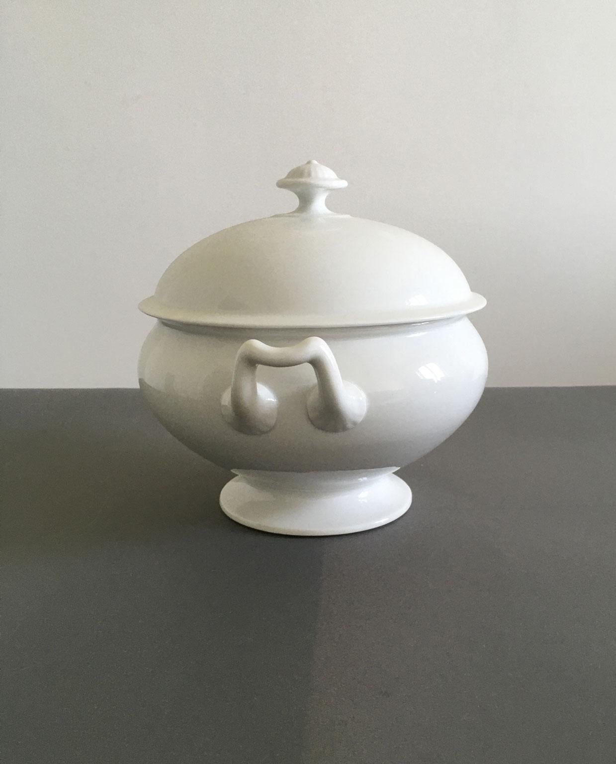 Fait main Soupière italienne du début du 19ème siècle en porcelaine blanche de style Régence en vente