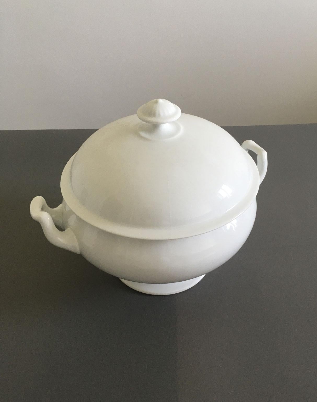 XIXe siècle Soupière italienne du début du 19ème siècle en porcelaine blanche de style Régence en vente