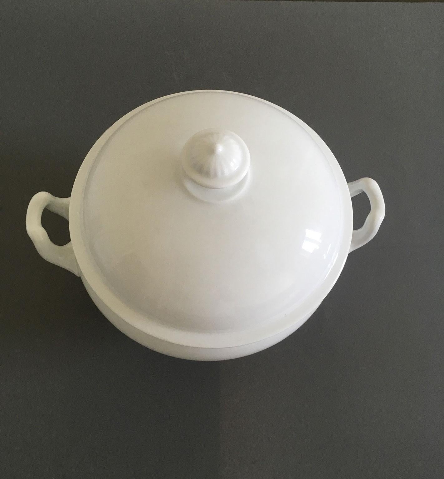 Soupière italienne du début du 19ème siècle en porcelaine blanche de style Régence en vente 1