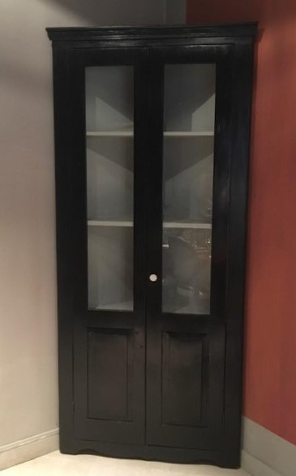 This rustic corner cupboard is totally handmade in pine wood and it becomes a contemporary presence in an elegant kitchen, for its trendy black color.
Inside, there is a wallpaper in light green mint color that creates a beautiful contrast with the