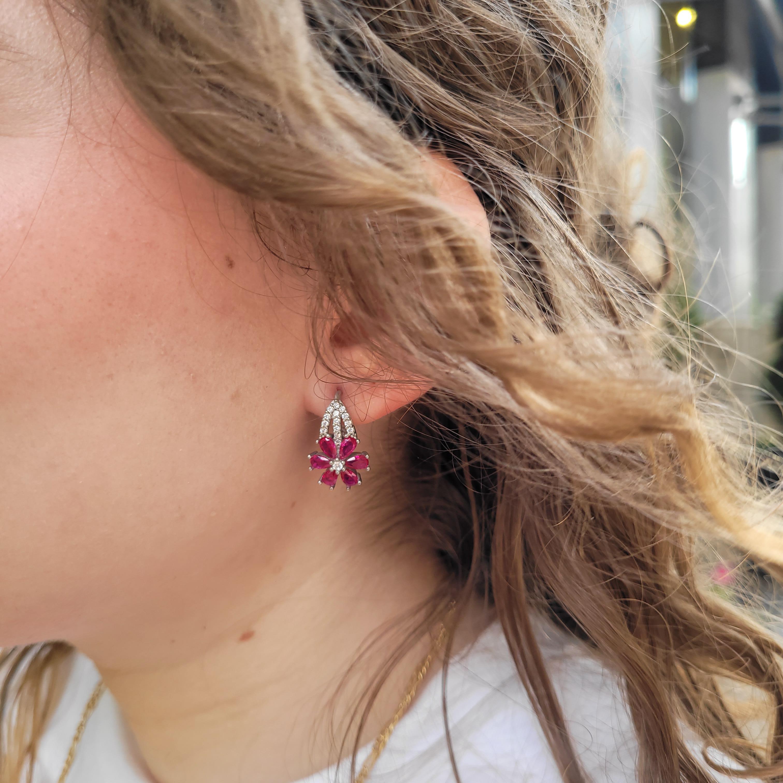 Taglio a goccia Italy “flower” earrings with ruby and zircons, 925 sterling silver in vendita