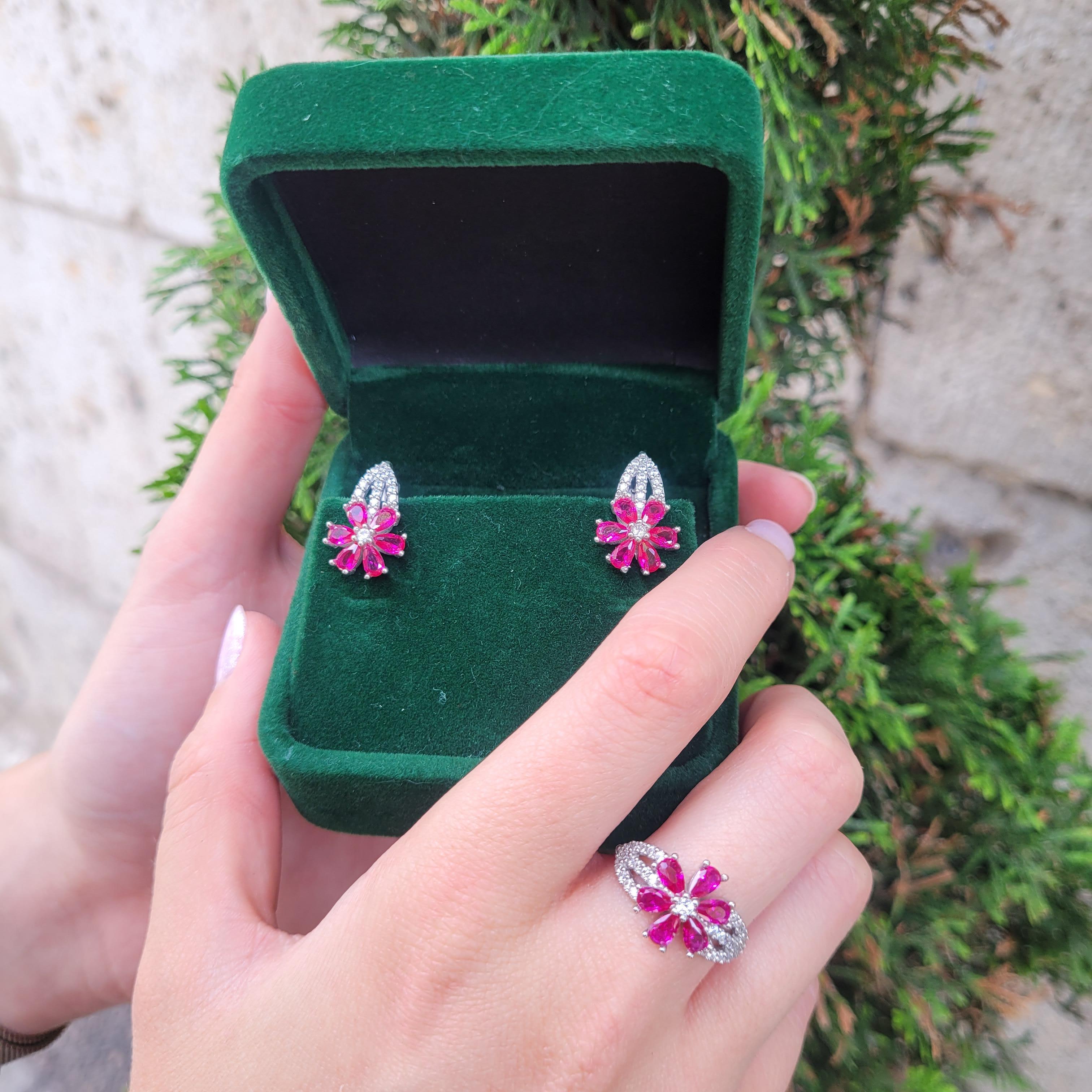 Italy “flower” earrings with ruby and zircons, 925 sterling silver In condizioni Nuovo in vendita a VALLADOLID, ES