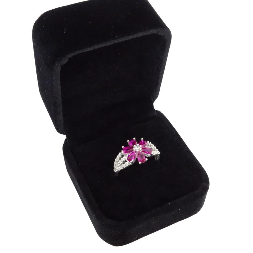 Italy “flower” ring, ruby root and zircons, 925 sterling silver In New Condition For Sale In VALLADOLID, ES