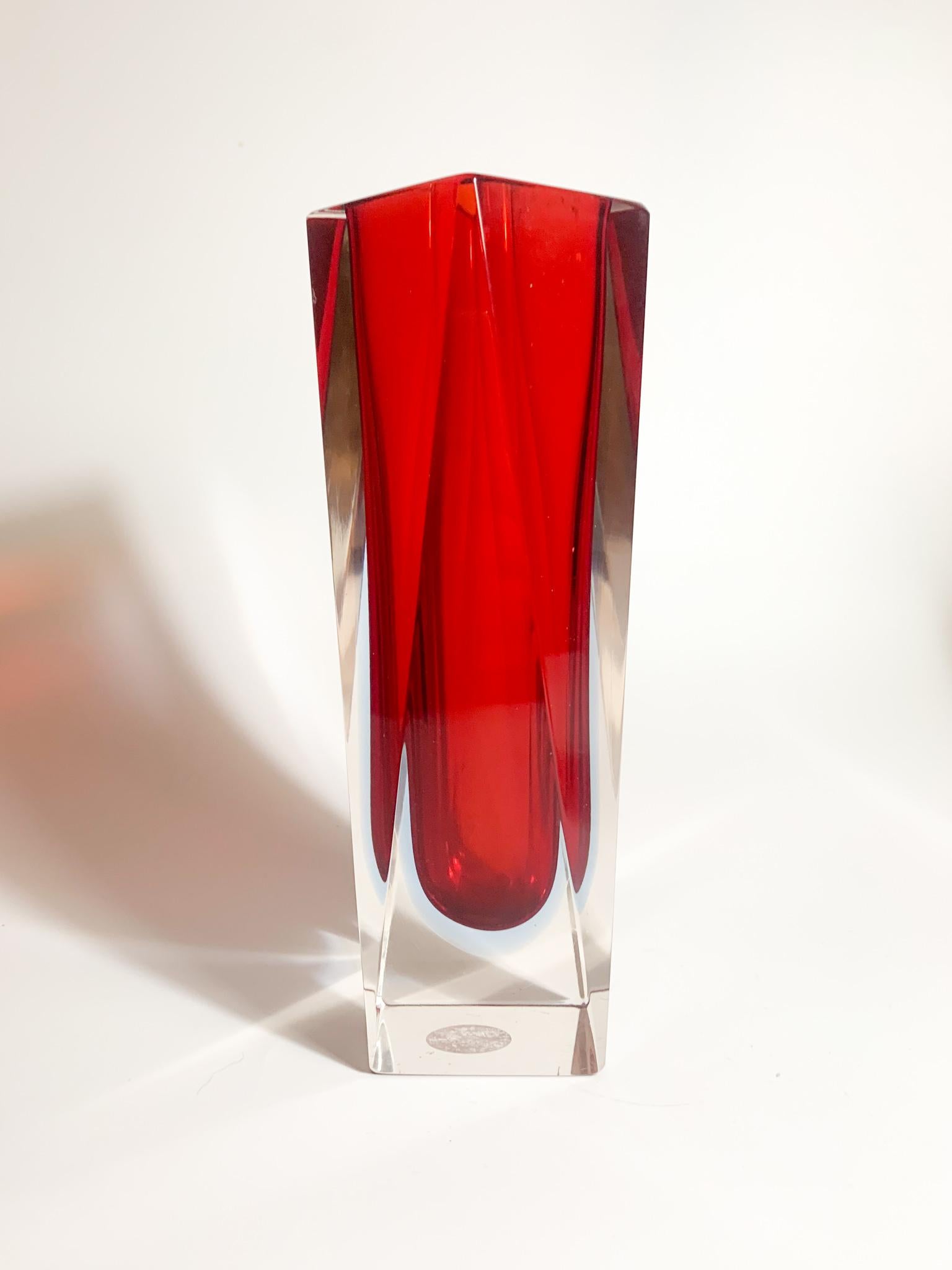 Vase mit geometrischer Form aus rotem und blauem Murano-Glas, deren Herstellung Flavio Poli in den 1970er Jahren zugeschrieben wird

Ø 8 cm, H 20 cm

Flavio Poli wurde 1900 in Chioggia geboren und ist als großer italienischer Keramiker, Zeichner