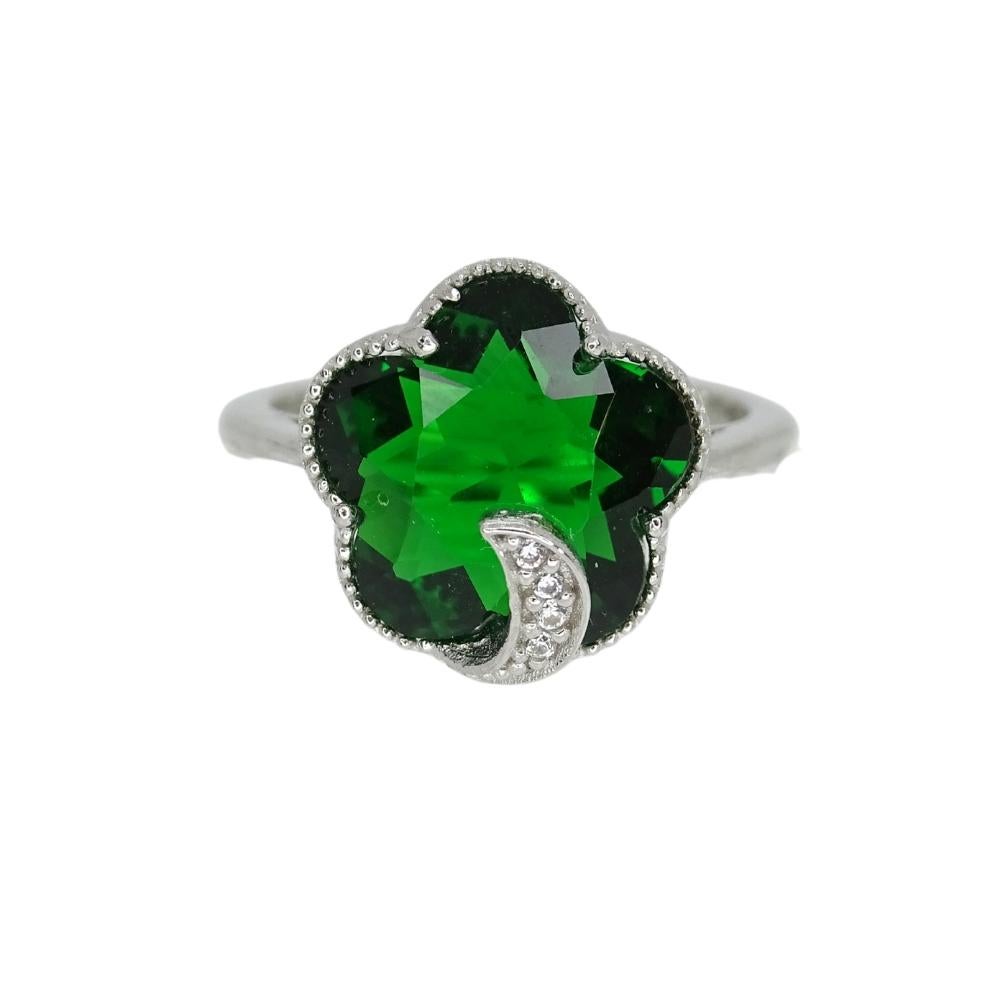 Beautiful and unique ring set in 925 silver. The large center stone is a stylized flower made of emerald cut, set in five prongs. A fine border of pearl shapes runs around the entire profile, framing the stone itself with the setting, providing a