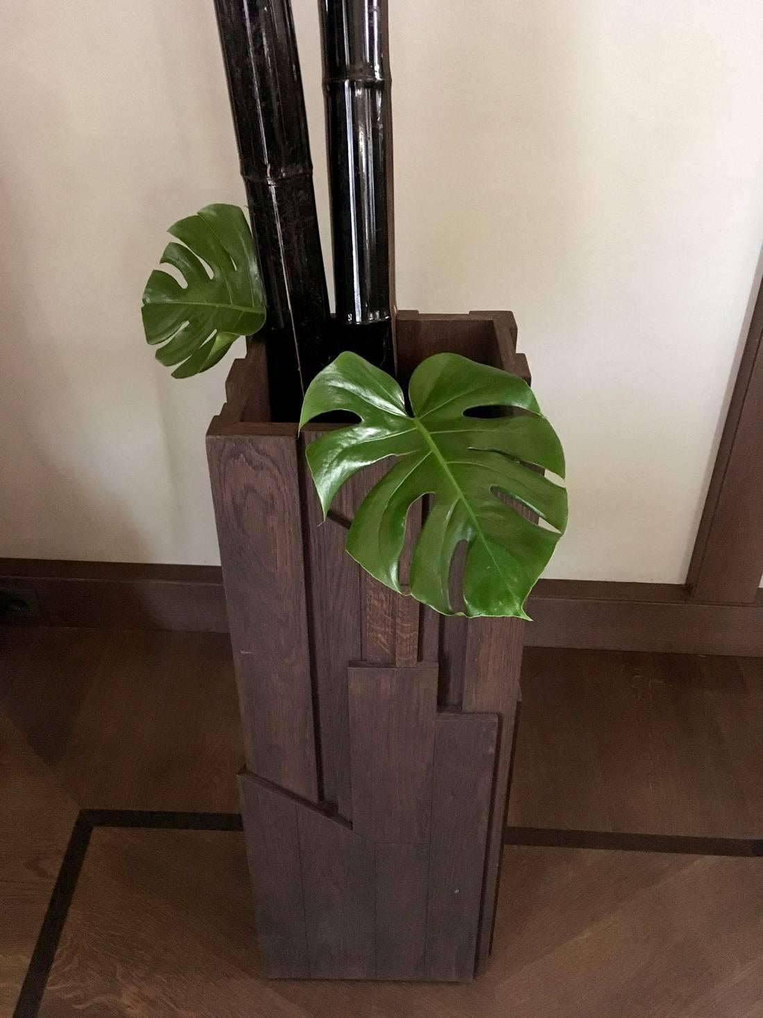 Italien, handgeschnitzte Säule aus Eichenholz im postmodernen Stil im Angebot 3