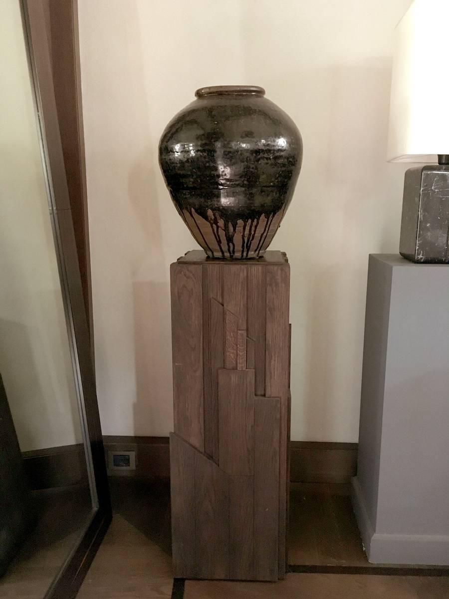 Italien, handgeschnitzte Säule aus Eichenholz im postmodernen Stil im Angebot 4