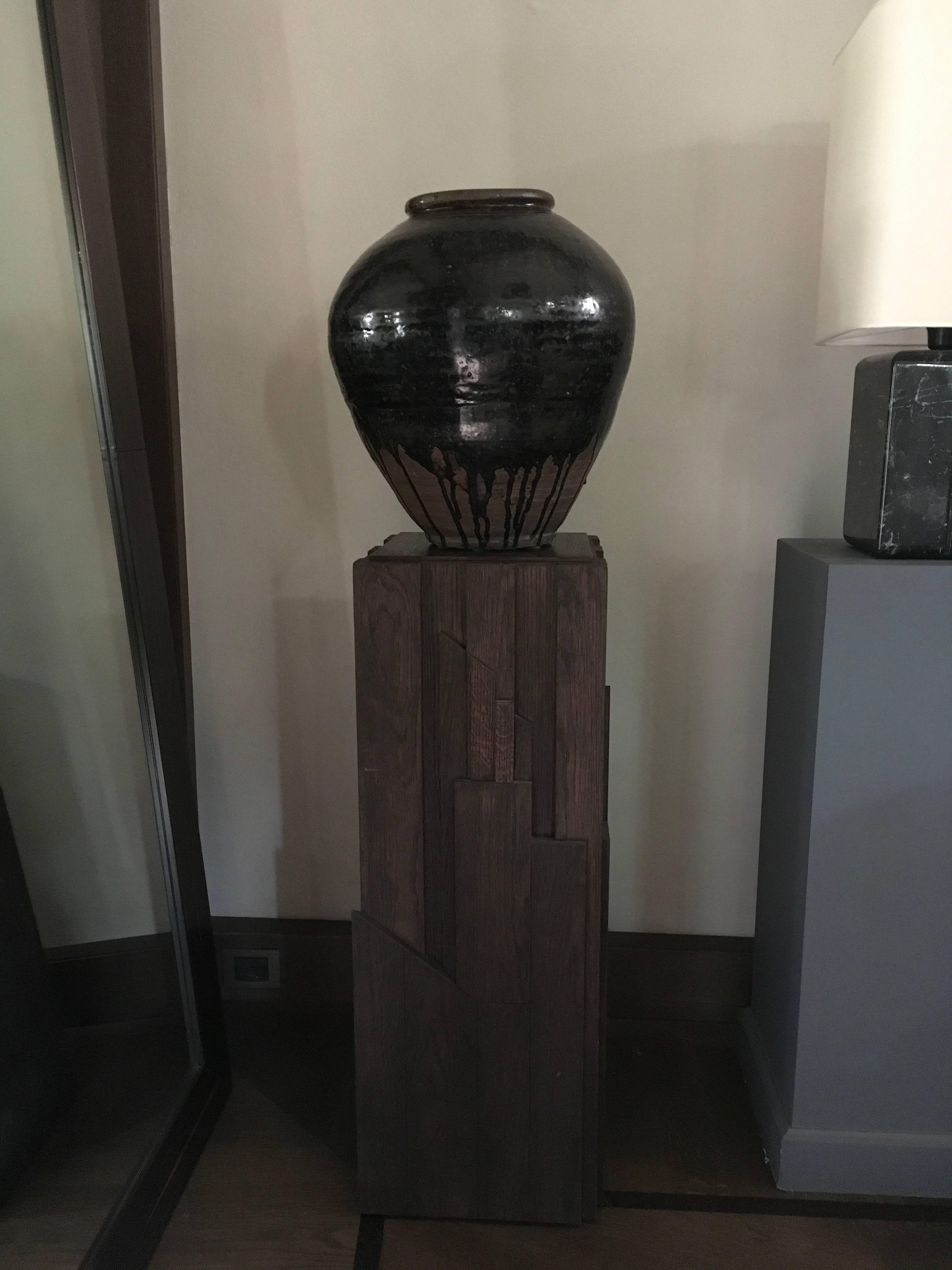 Italien, handgeschnitzte Säule aus Eichenholz im postmodernen Stil (Postmoderne) im Angebot