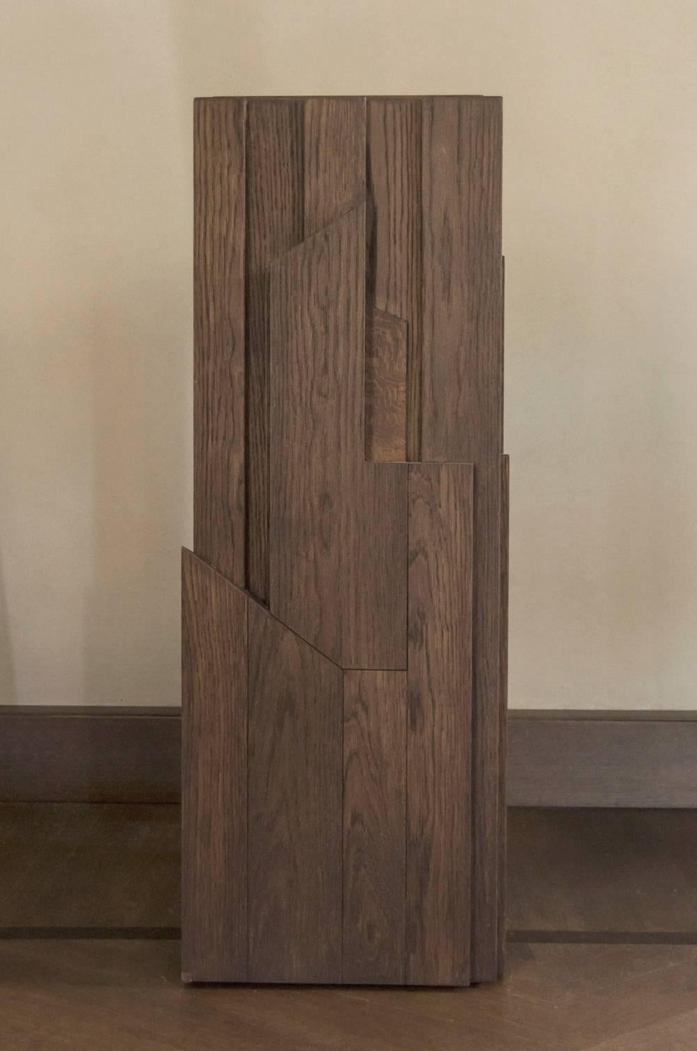 Italien, handgeschnitzte Säule aus Eichenholz im postmodernen Stil (Italienisch) im Angebot
