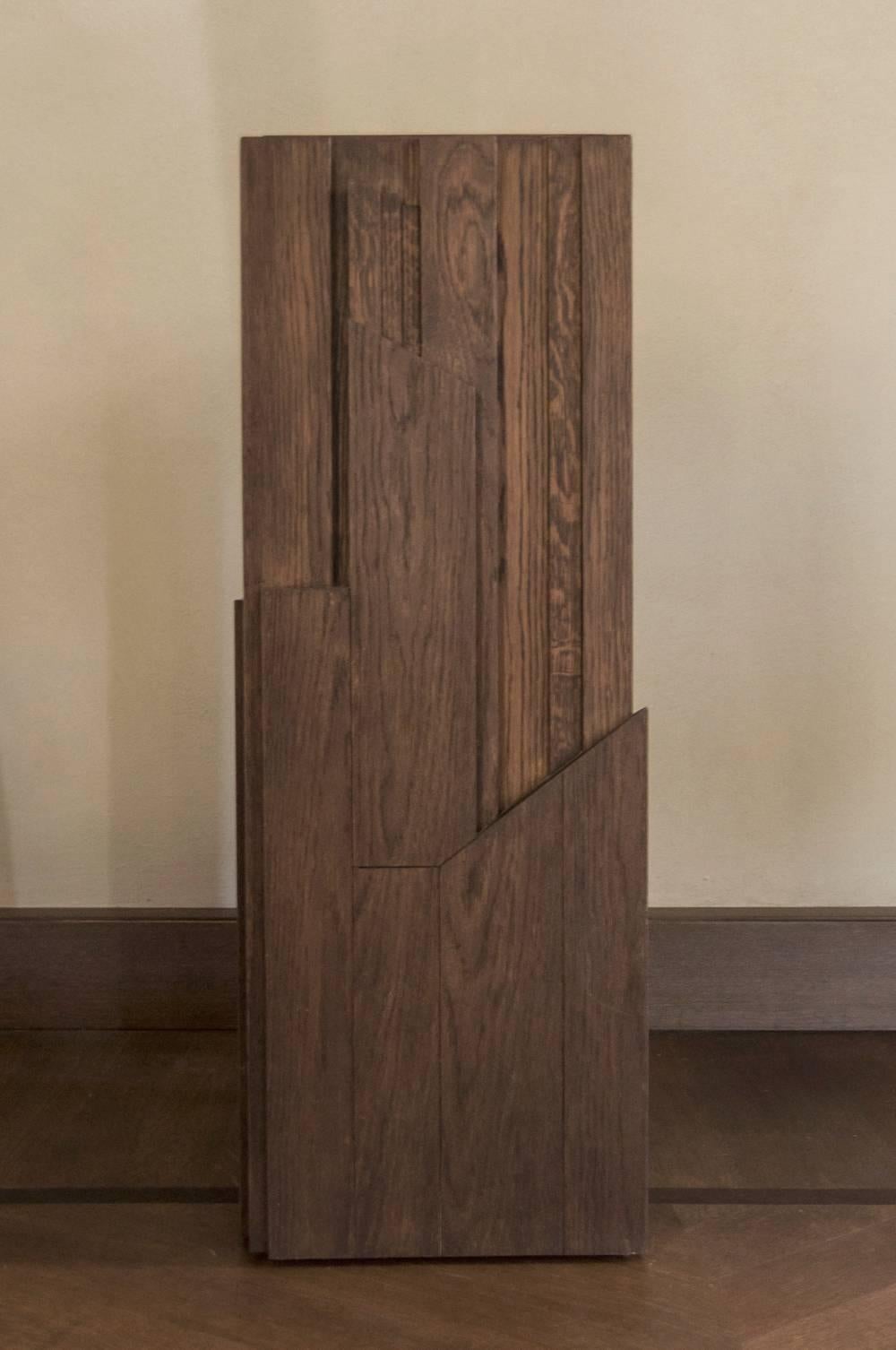 Italien, handgeschnitzte Säule aus Eichenholz im postmodernen Stil (Handgeschnitzt) im Angebot