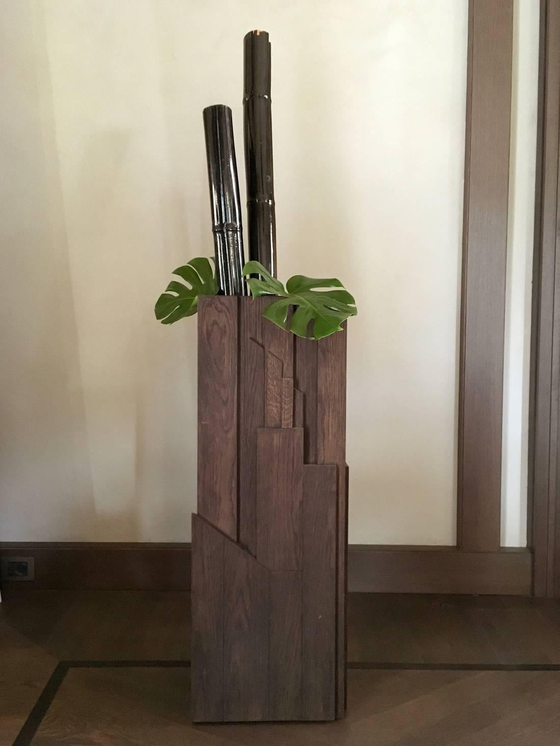Italien, handgeschnitzte Säule aus Eichenholz im postmodernen Stil im Angebot 2