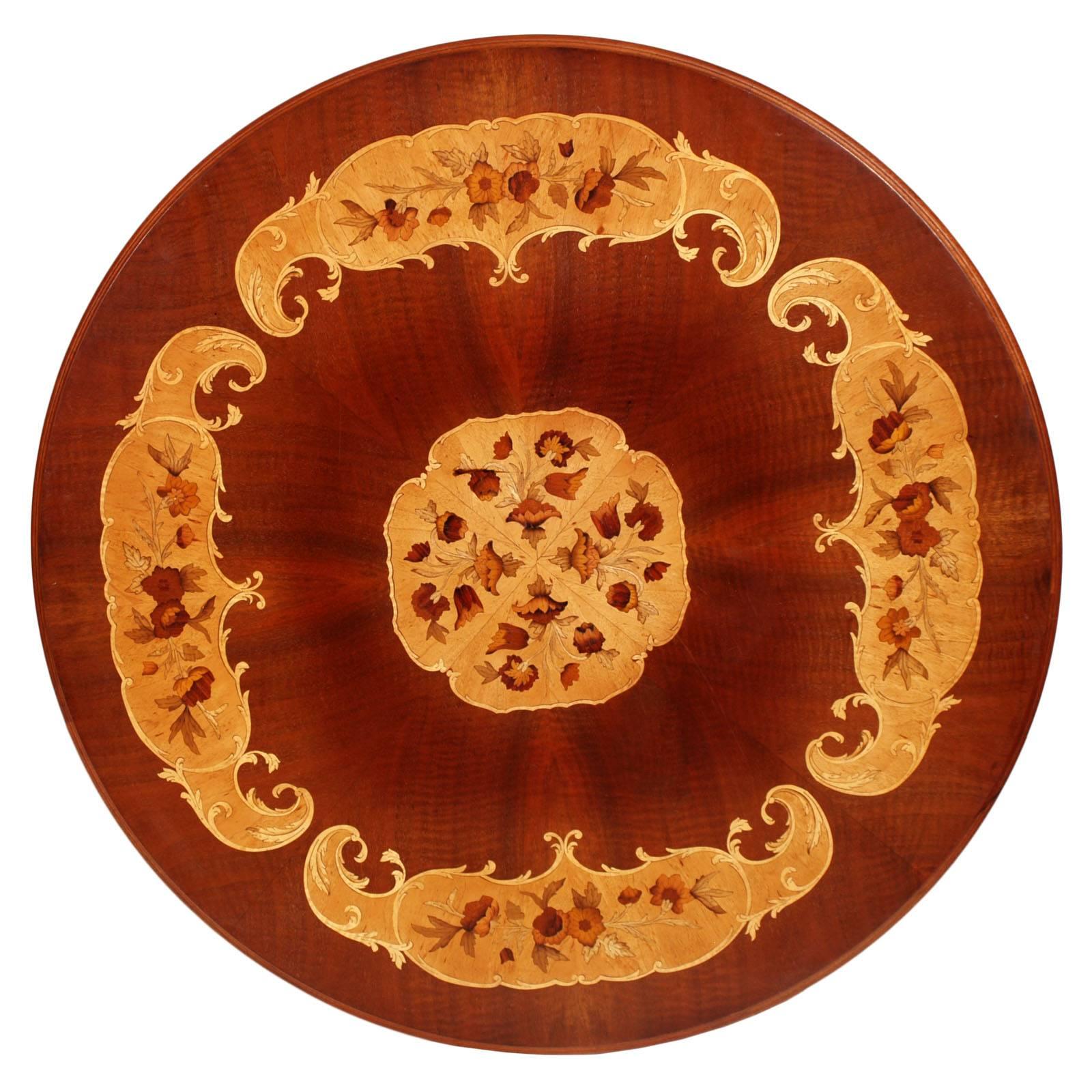 Italian 1890-1910 Sorrento inlaid walnut Neaples Baroque round table in excellent patina e conditions polished to wax.
Rich and refined manual inlays with fruits wood of the Sorrento peninsula with floral and fruity motifs, as only the cabinet