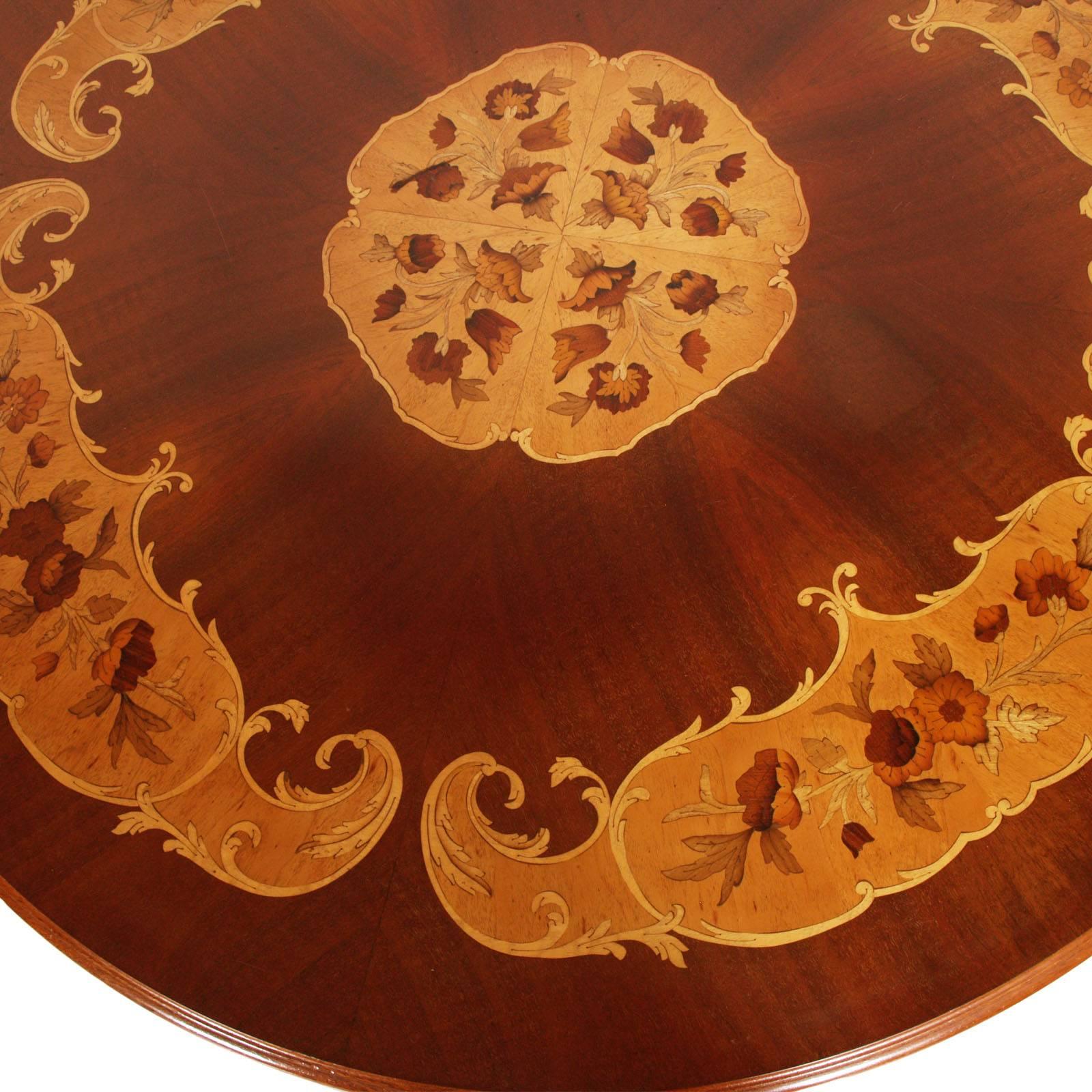 Italy Late 18th Century Sorrento Inlaid Walnut Neaples Baroque Round Table In Good Condition For Sale In Vigonza, Padua