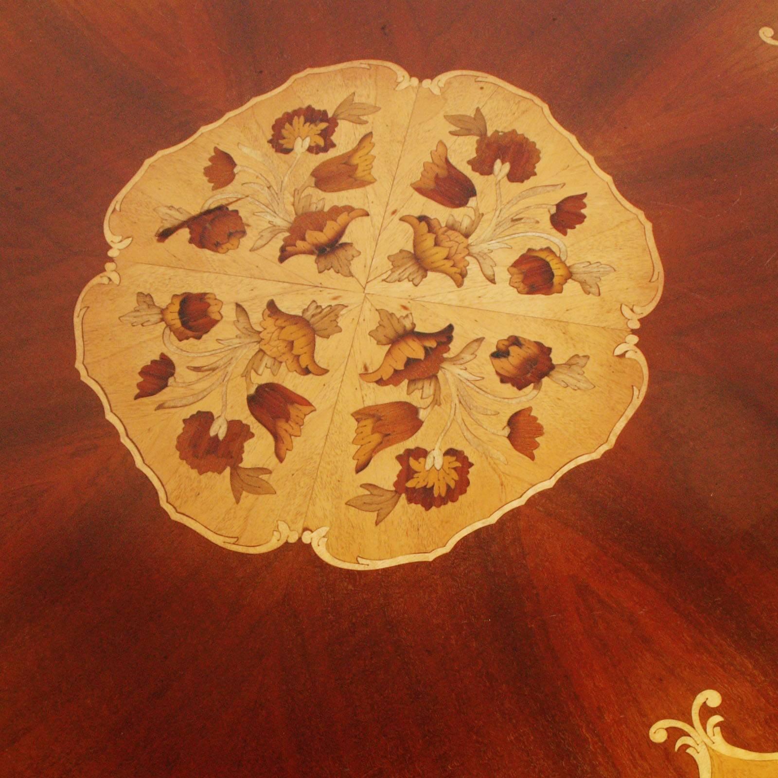 Noyer Table ronde baroque italienne de la fin du XVIIIe siècle en noyer incrusté de Sorrento, Neaples en vente