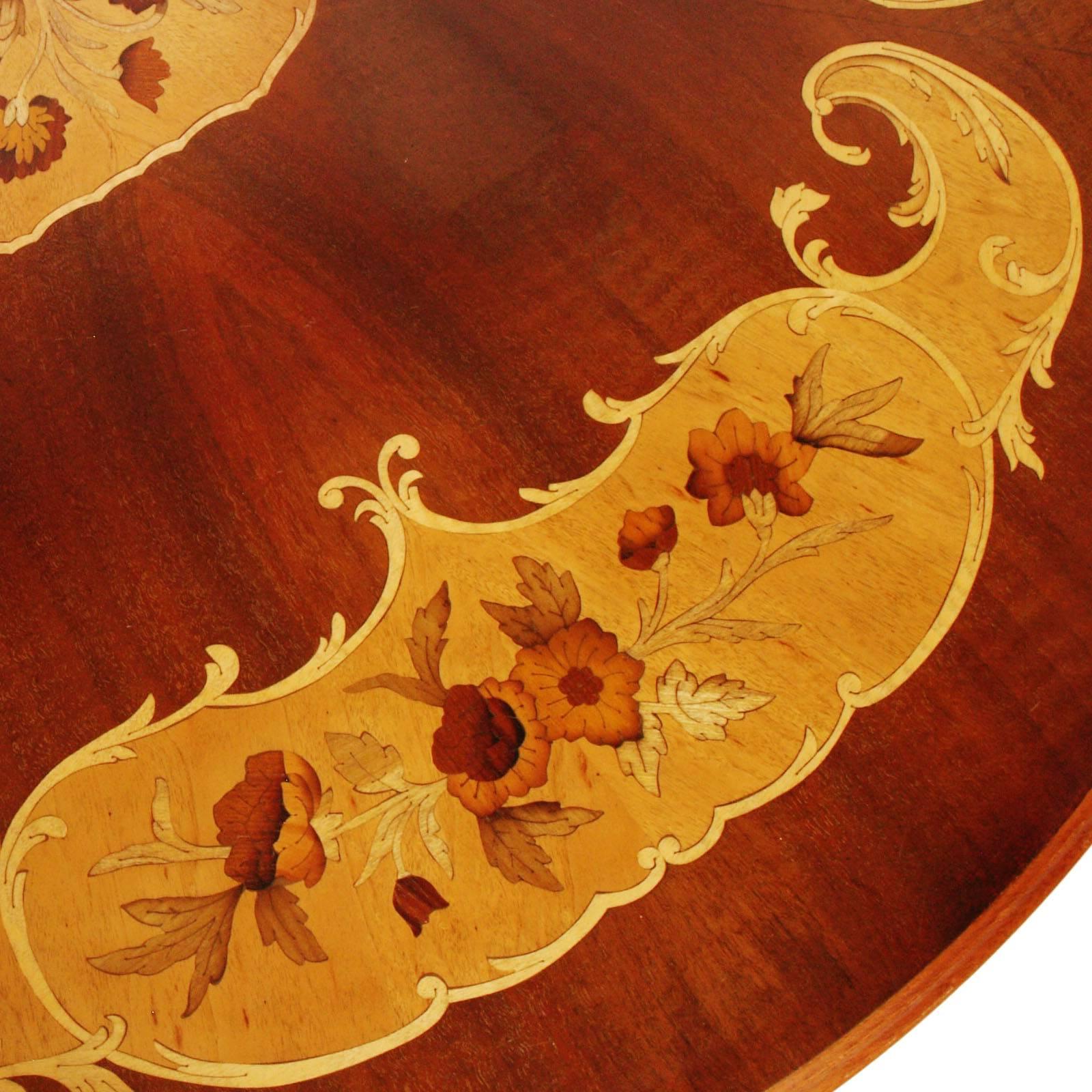 Table ronde baroque italienne de la fin du XVIIIe siècle en noyer incrusté de Sorrento, Neaples en vente 1