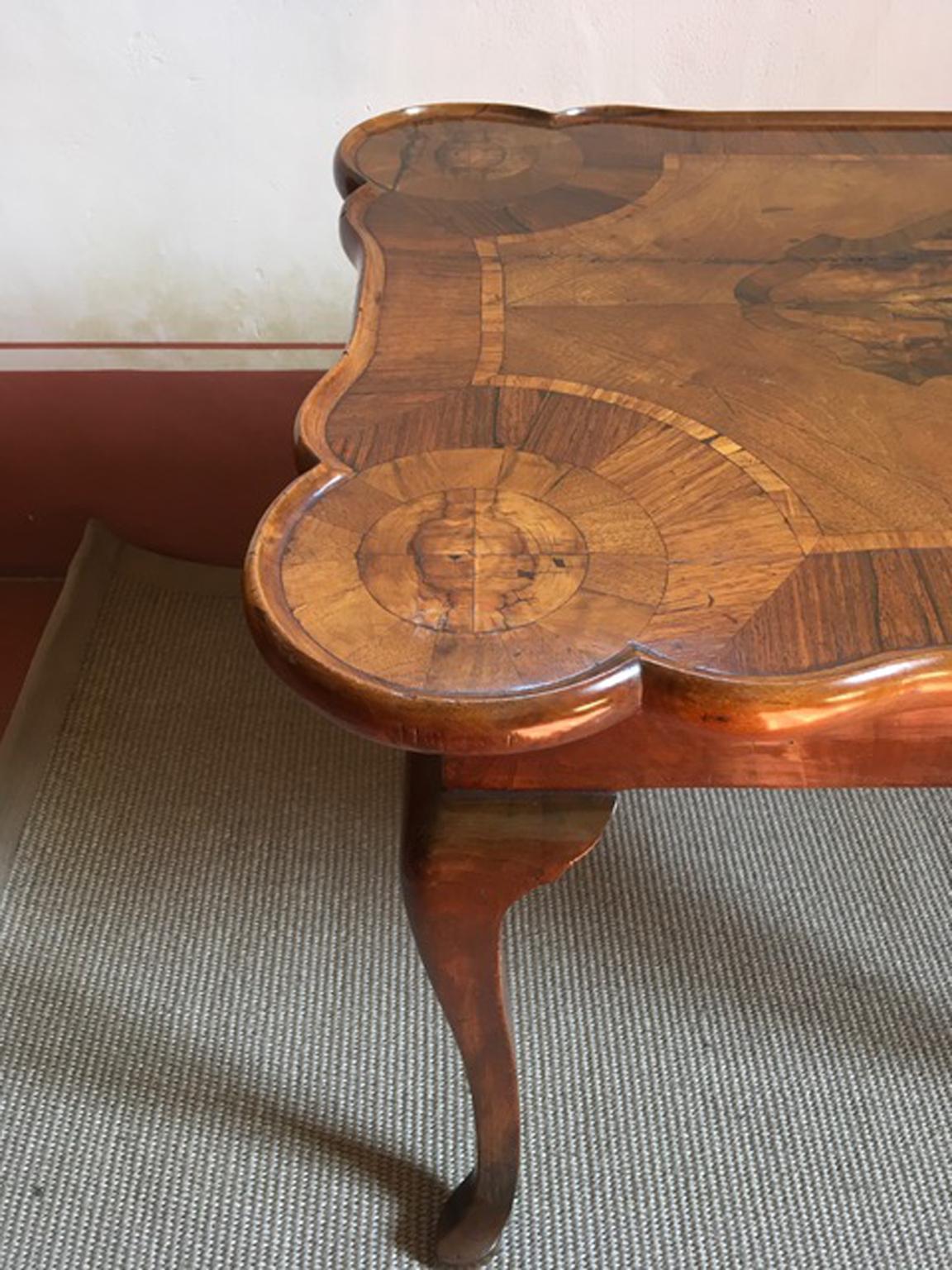 Italien Spätes 18. Jahrhundert Regency Schreibtisch oder Beistelltisch aus Nussbaum im Angebot 5