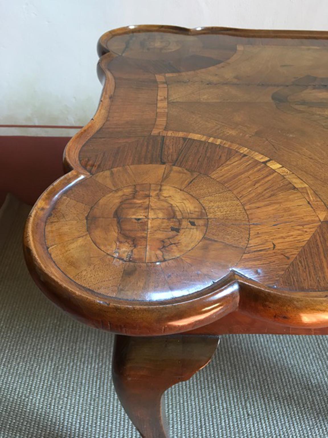 Italie Fin du XVIIIe siècle Table de bureau ou d'appoint en noyer de style Régence en vente 5