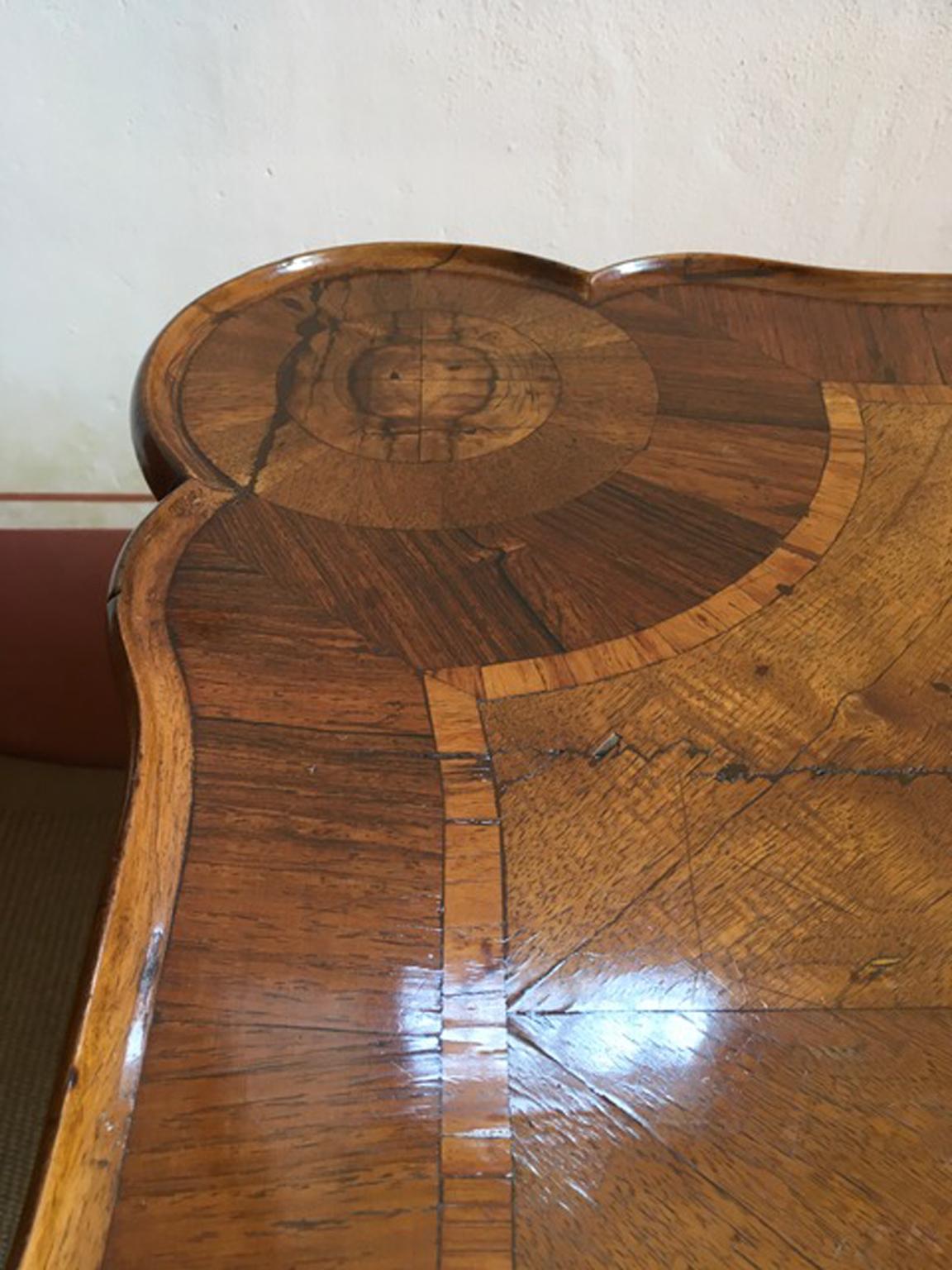 Italien Spätes 18. Jahrhundert Regency Schreibtisch oder Beistelltisch aus Nussbaum im Angebot 7