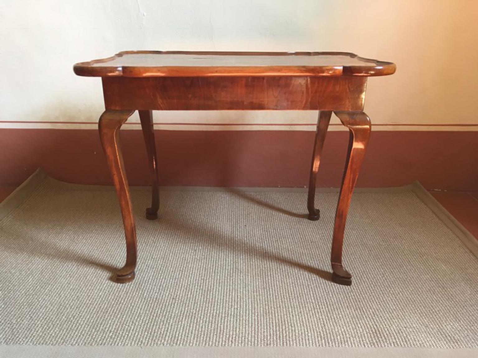 Italie Fin du XVIIIe siècle Table de bureau ou d'appoint en noyer de style Régence en vente 7