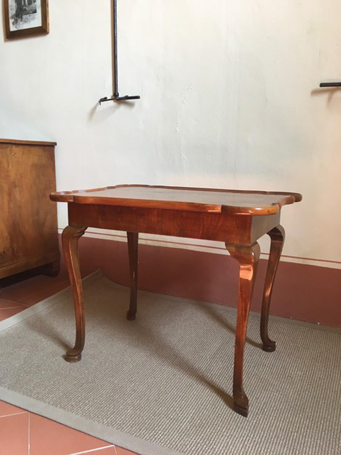 Regency Italie Fin du XVIIIe siècle Table de bureau ou d'appoint en noyer de style Régence en vente