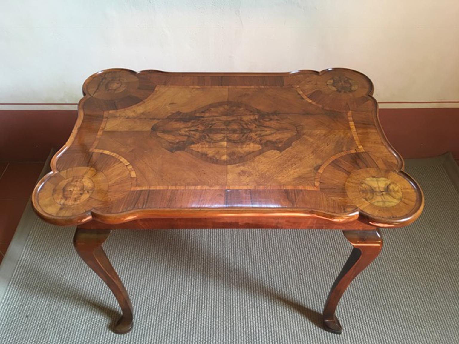 italien Italie Fin du XVIIIe siècle Table de bureau ou d'appoint en noyer de style Régence en vente