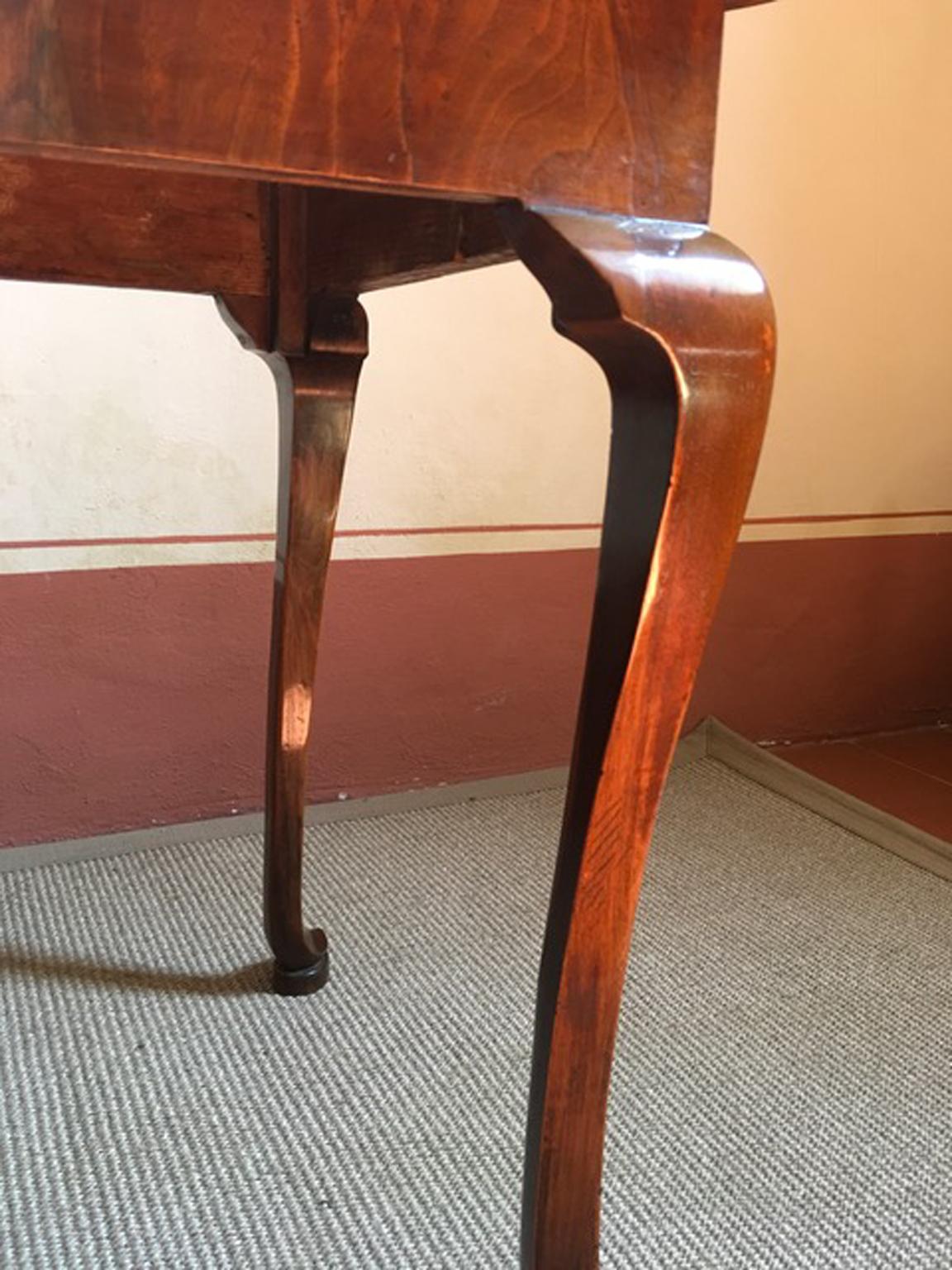 Fait main Italie Fin du XVIIIe siècle Table de bureau ou d'appoint en noyer de style Régence en vente