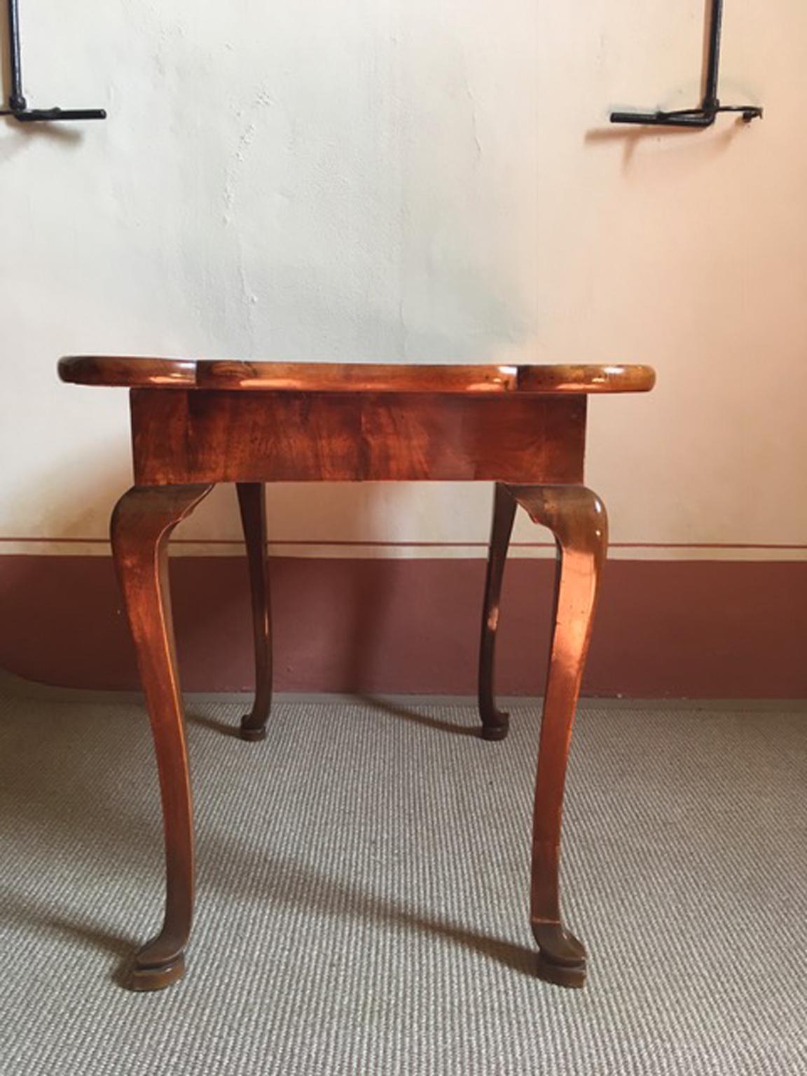 Italie Fin du XVIIIe siècle Table de bureau ou d'appoint en noyer de style Régence Bon état - En vente à Brescia, IT