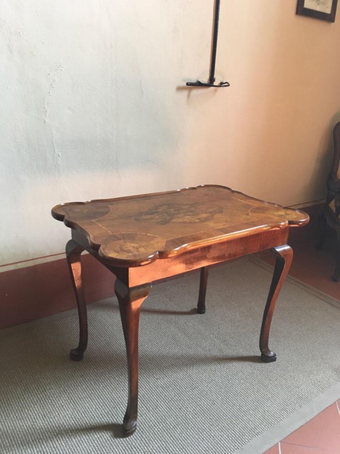 Noyer Italie Fin du XVIIIe siècle Table de bureau ou d'appoint en noyer de style Régence en vente