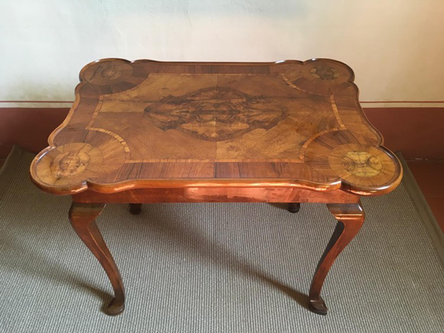 Italie Fin du XVIIIe siècle Table de bureau ou d'appoint en noyer de style Régence en vente 1