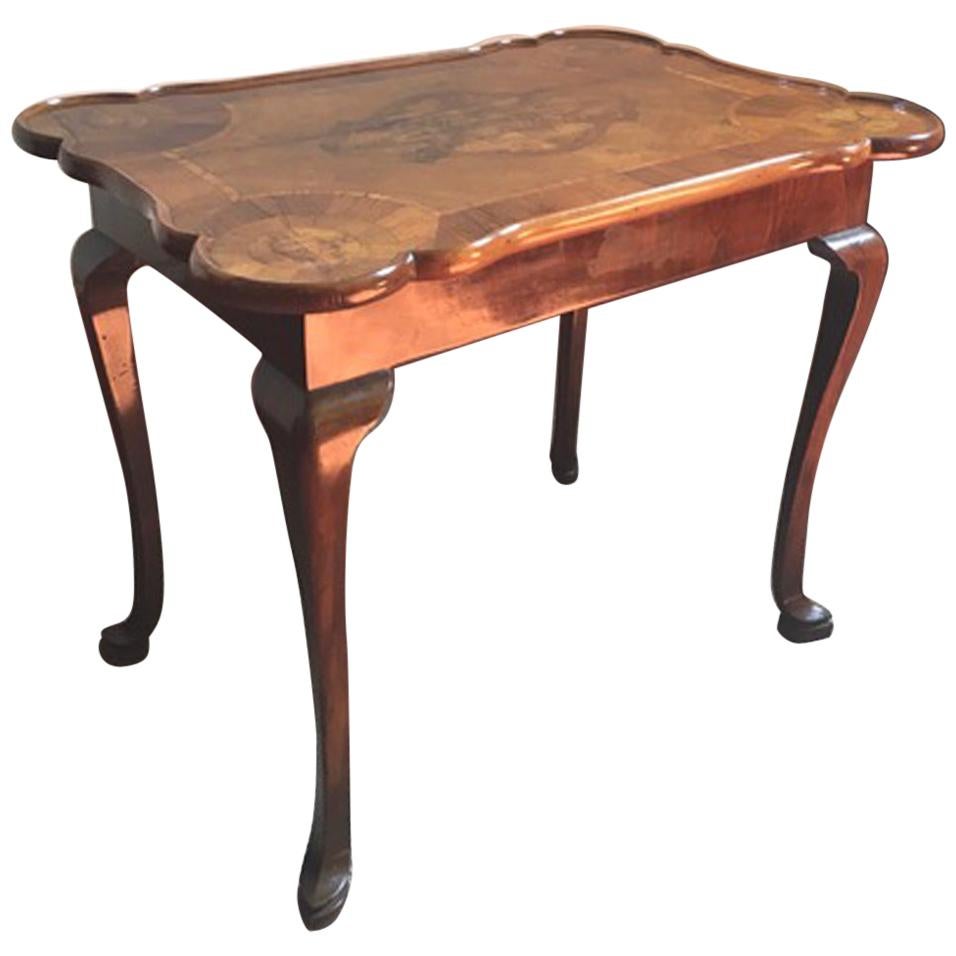 Italie Fin du XVIIIe siècle Table de bureau ou d'appoint en noyer de style Régence en vente