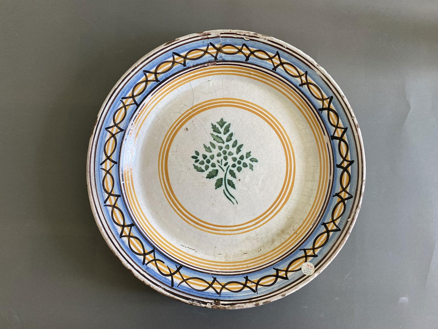Il s'agit d'une pièce ancienne produite en Toscane à la fin du XVIIIe siècle dans le style rustique. L'expression de l'artisanat antique des artisans toscans  est bien illustrée dans cette pièce par l'utilisation de matériaux tels que la céramique