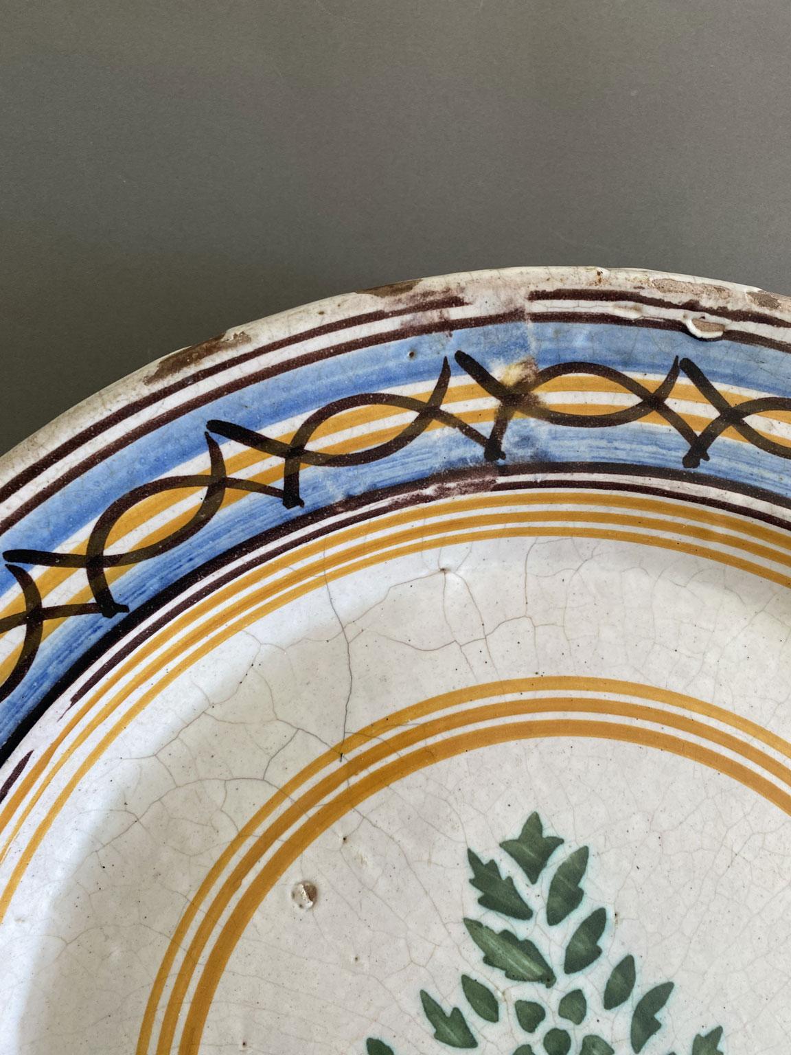 Rustique Italie Fin du XVIIIe siècle Plat en céramique ou centre de table décoratif en vente