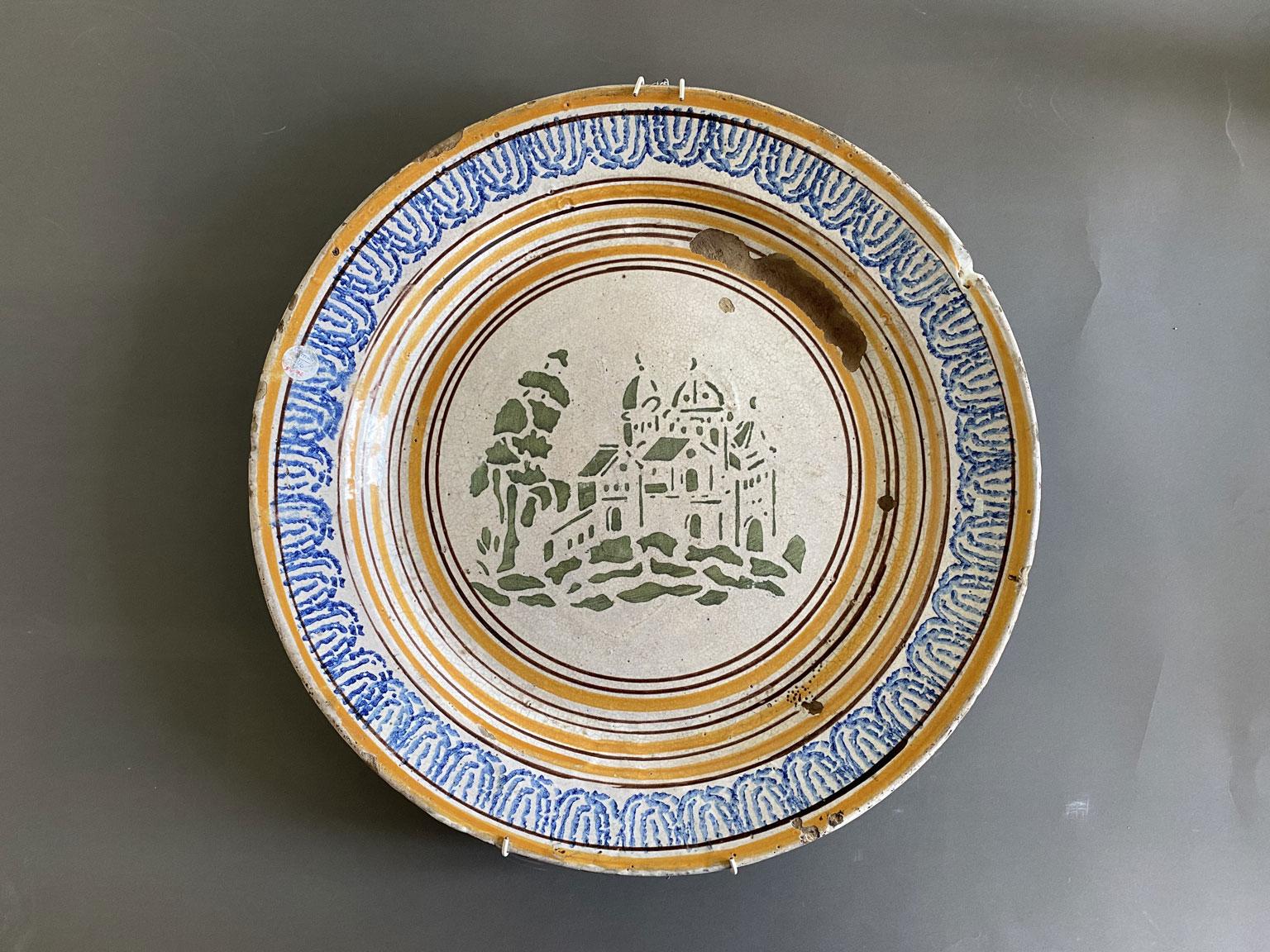 Il s'agit d'une pièce ancienne produite en Toscane à la fin du XVIIIe siècle dans le style rustique. L'expression de l'artisanat antique des artisans toscans  est bien illustrée dans cette pièce par l'utilisation de matériaux tels que la céramique