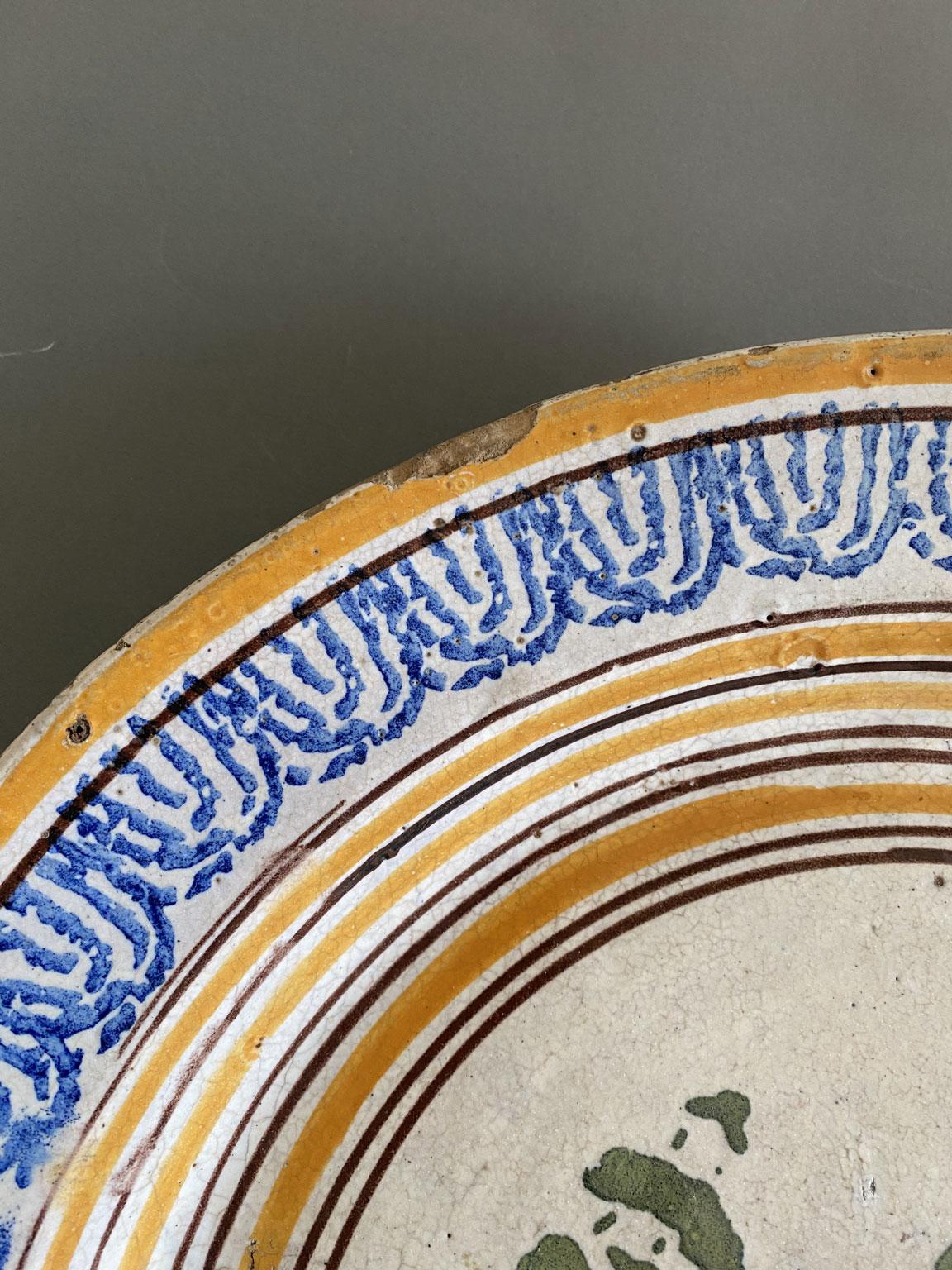 Rustique Italie Fin du XVIIIe siècle Plat en céramique ou centre de table décoratif en vente