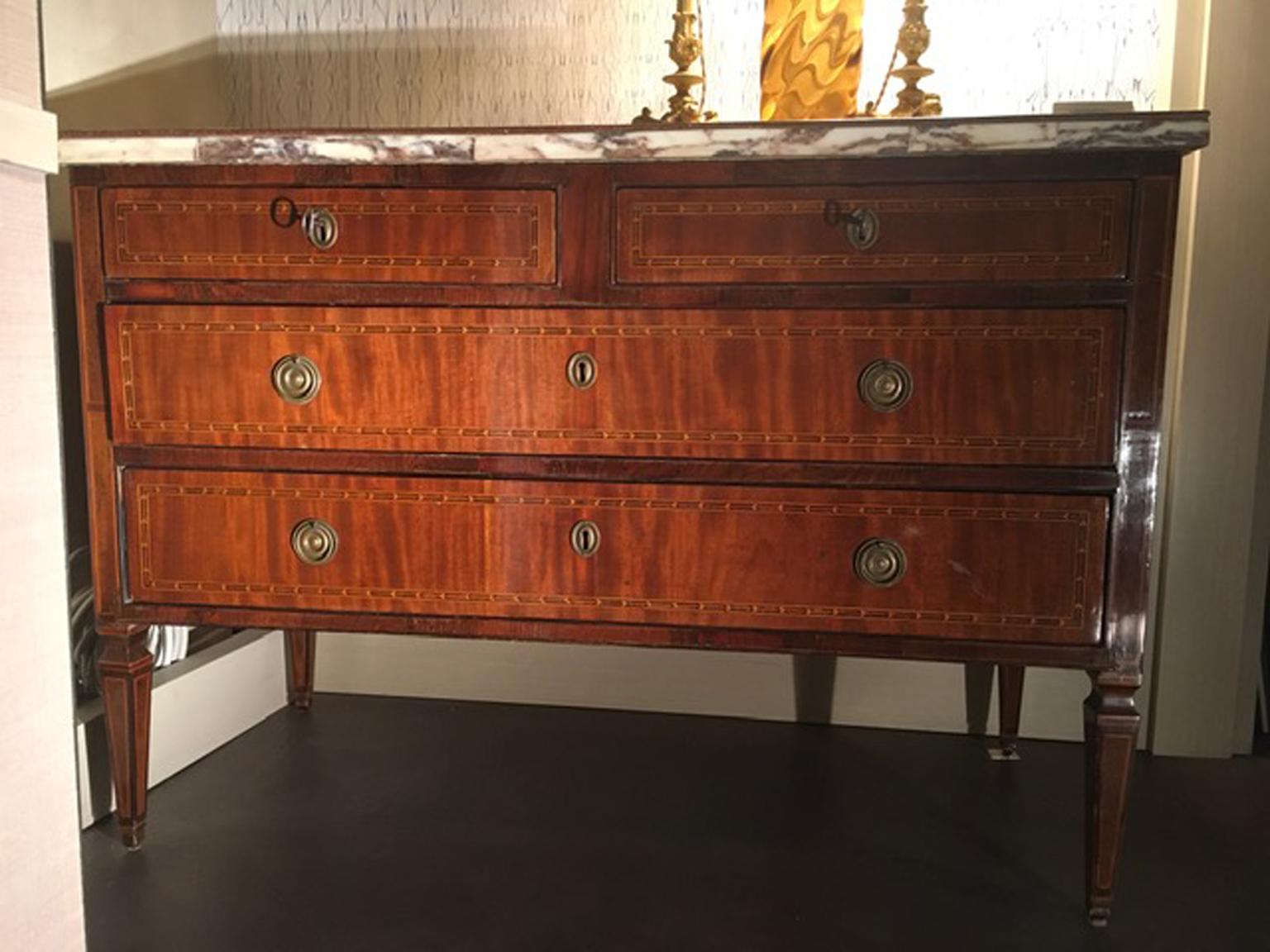 This Italian (Tuscany) chest of drawers is handmade in nutwood, pear wood and olivewood. The top is in a wonderful piece of Calacatta Violet marble with thin prophiles in imperial red porphyry. Elegant and fine inlays on the front drawers and the