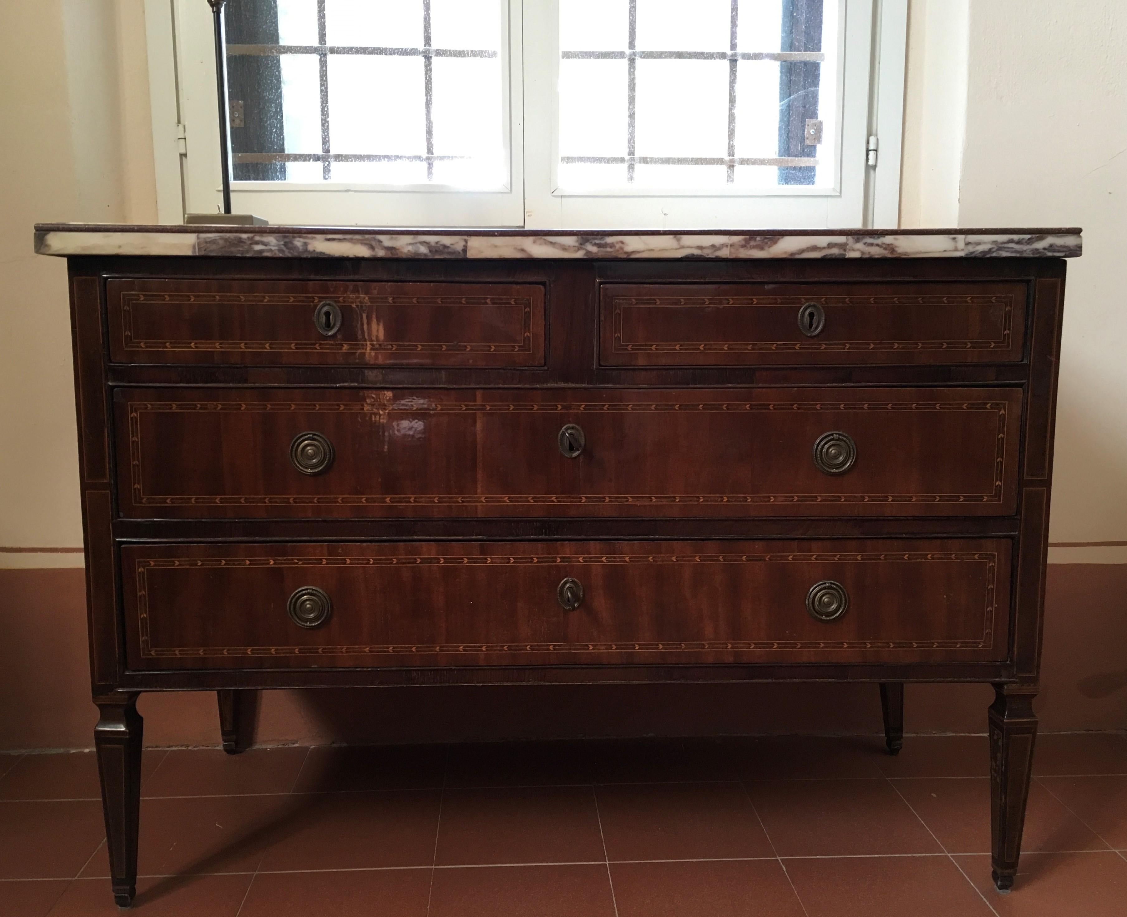 Italy Late 18th Century Inlaid Walnut Chest of Drawers Top White Violet Marble In Good Condition In Brescia, IT