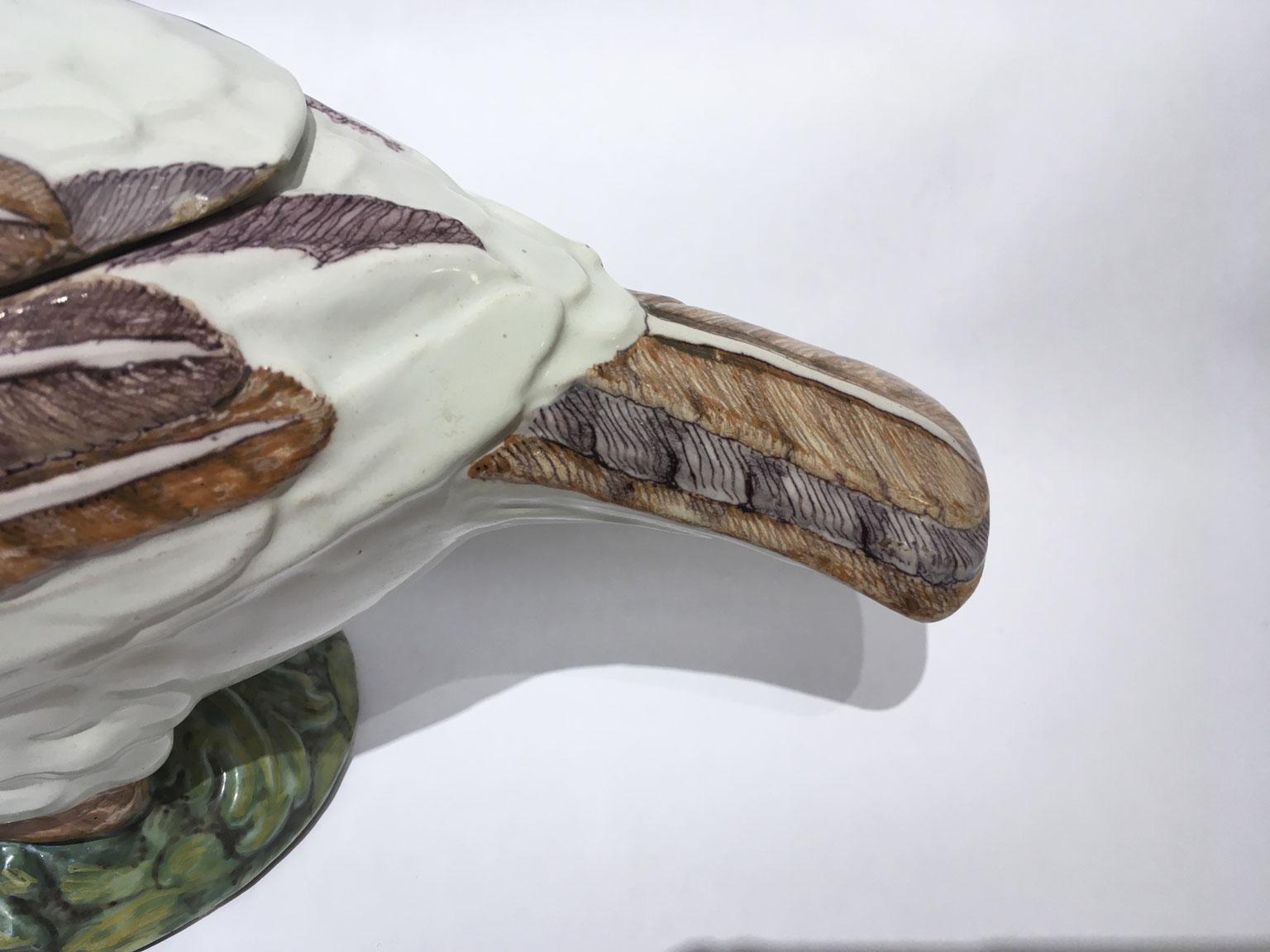 Italien, spätes 18. Jahrhundert, kleine weiße Majolika- Türkei mit  Polychrom im Angebot 6