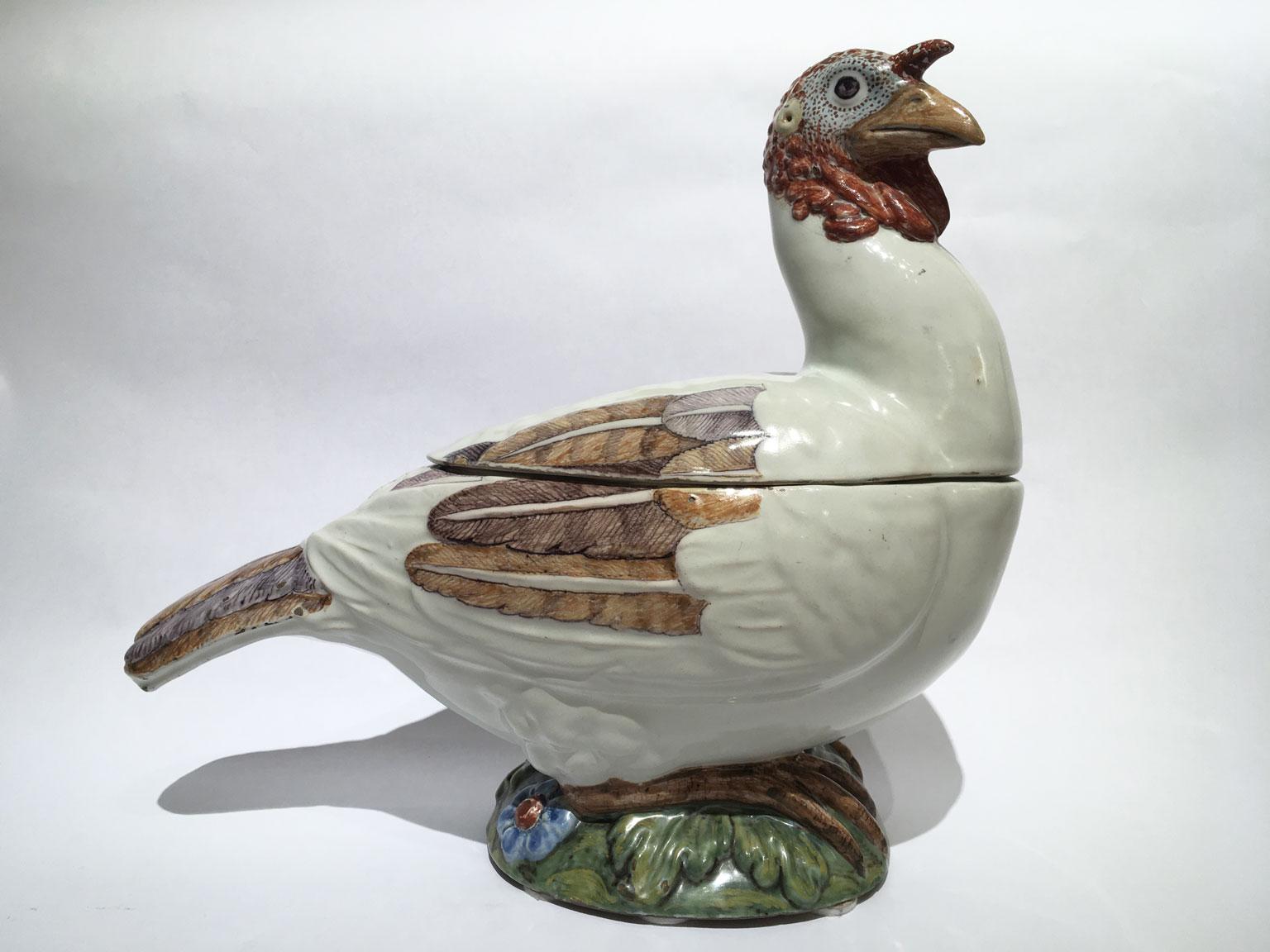 Elegante und prächtige Suppenterrine aus weißer Majolika mit Polychromie in Form eines Truthahns, hergestellt um 1740 - 1770 von der alten Manufaktur Pasquale Antonibon in Nove di Bassano in der Region Venetien, Italien. Die exzellente Kunst des
