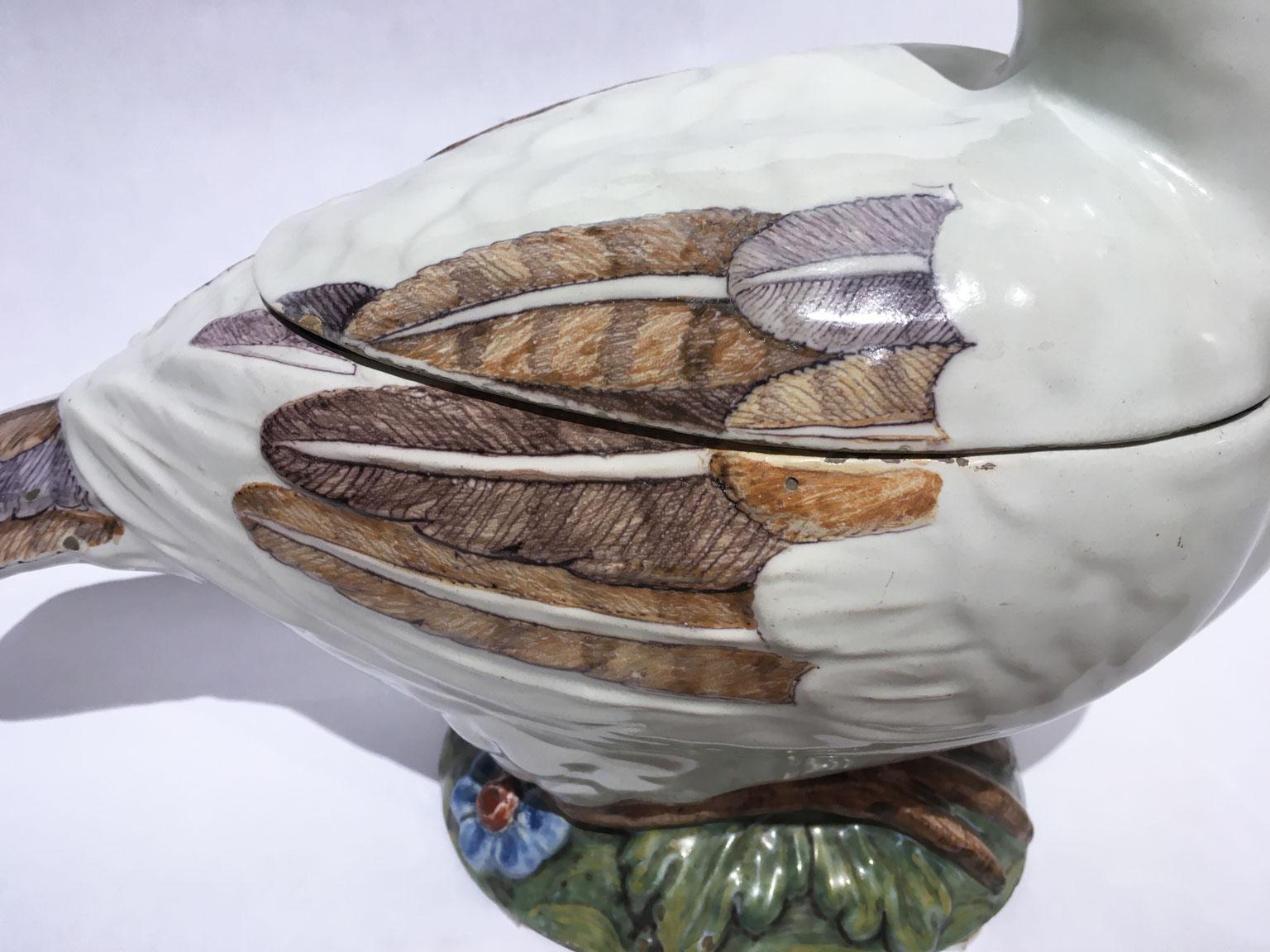 Italien, spätes 18. Jahrhundert, kleine weiße Majolika- Türkei mit  Polychrom (Handgefertigt) im Angebot