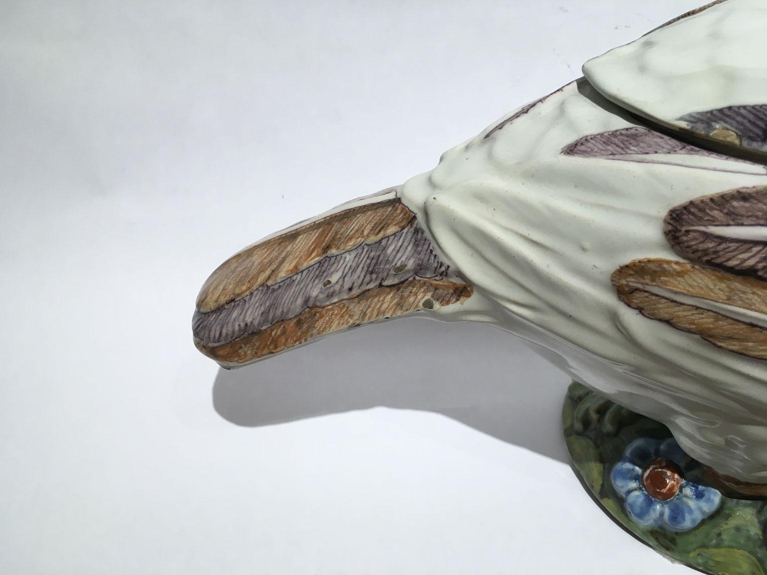 Italien, spätes 18. Jahrhundert, kleine weiße Majolika- Türkei mit  Polychrom im Zustand „Gut“ im Angebot in Brescia, IT