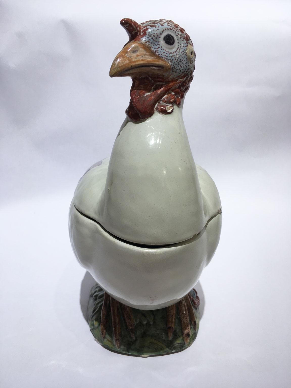 Italien, spätes 18. Jahrhundert, kleine weiße Majolika- Türkei mit  Polychrom im Angebot 2