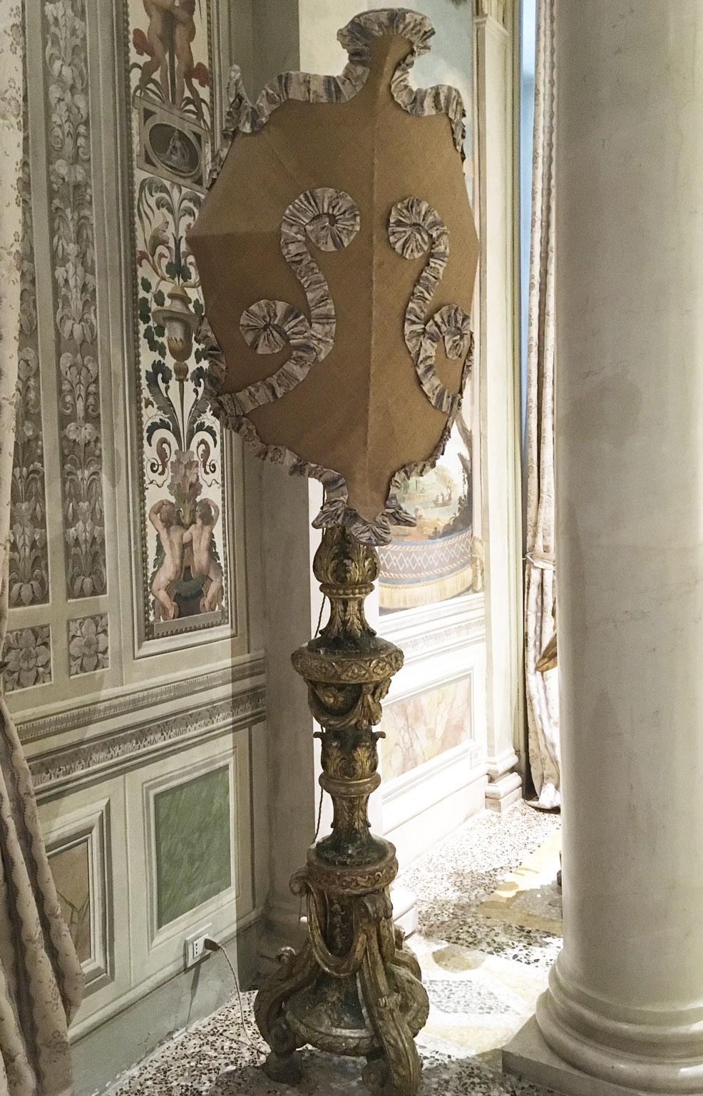 Italien, Paar lackierte und vergoldete geschnitzte Holztortenlampen aus dem späten 18. Jahrhundert im Angebot 3