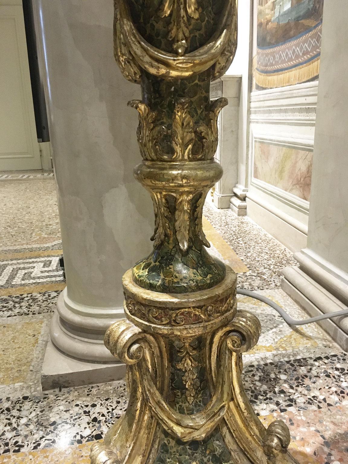 Italien, Paar lackierte und vergoldete geschnitzte Holztortenlampen aus dem späten 18. Jahrhundert im Angebot 4