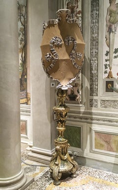 Italia Fine del XVIII secolo Coppia di lampade a torcia in legno intagliato laccato e gigliato